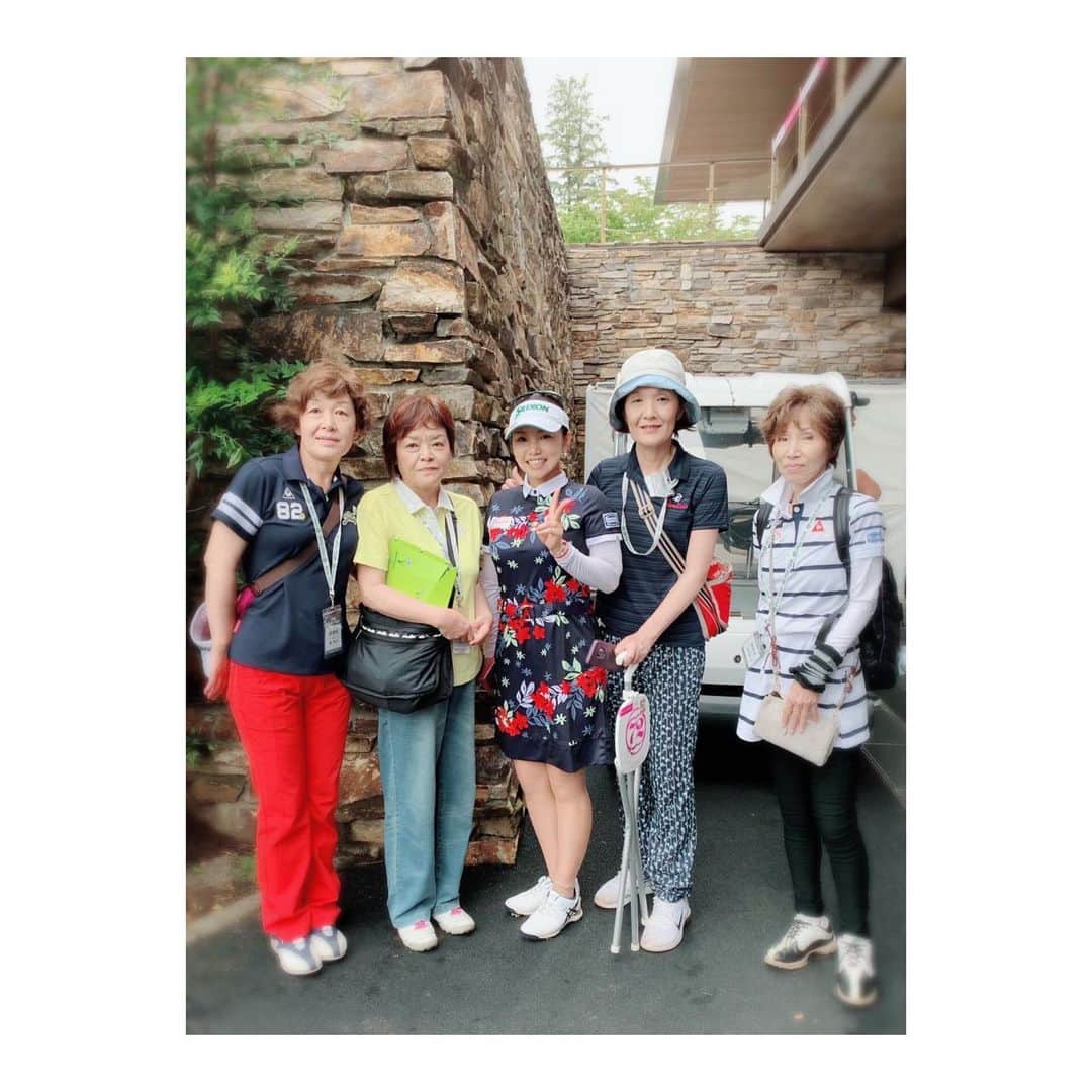 のインスタグラム：「☆ 皆様沢山の応援ありがとうございました💕 今回は 熊本のママ、長野のママ〜sが応援に駆けつけてくれました💕 ミスもありましたが、久しぶりに自分がやりたいゴルフが出来て本当に嬉しかった😭 もぉ一生ダメかと思ってたパターも復活してきて @yuko_fukuda_g 様々です🙏🙏🙏 後はこれを自信もって自分のものにして、まだまだ上を目指していくだけです💪  また次の試合が決まりましたら応援よろしくお願いします🎶 (多分、多分だよ、、、NECかなぁ、、、と🤭) それと、見に来て頂いた方に心配して頂きました肩ですが、古傷が、、、 亜脱臼でしたが、それでも腕吹っ飛ばず🤣大丈夫です。ご心配お掛けしました もう一日アフタープロアマ終わったら明日帰ってしっかり治療します🙇‍♀️🙇‍♀️🙇‍♀️ #女子プロゴルファー #ゴルフ #golf #リクルートエグゼクティブエージェント  #simmons #シモンズベッド  #dunlop #srixon #asics @xxio_srixon_clevelandgolf  #エフィカスゴルフ @efficace_official」
