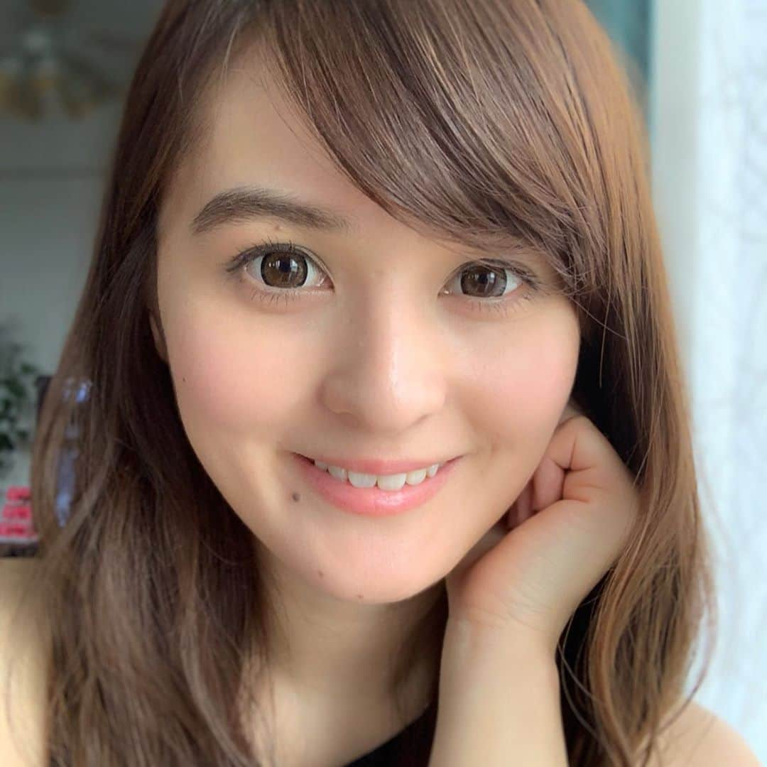 奥山夏織さんのインスタグラム写真 - (奥山夏織Instagram)「前に紹介した#フォーリンアイズ の別の色を今回ご紹介💓#ボビーグランデ なんですが、ナチュラルにめっちゃ盛れます❣️笑 ・ やっぱり#カラコン は盛れてなんぼと思ってます😂況してや、私実は両目1.5なのでコンタクトは必要ないんです💓でもコンタクトはもう手放せなくて！すっぴんも大丈夫になるのでカラコンはおススメです👀✨ ・ 国産なので安心ですし、付け心地もいいのでリピートしてます💓全50色あるのでチェックしてみてください☺️ ・・・ #フォーリンアイズ #日本製カラコン #オススメカラコン #目がぱっちり #目 #カラコン命 #カラコンなきゃ生きてけない #笑 #美容 #オススメ #eye」7月21日 15時23分 - okuyama_kaori