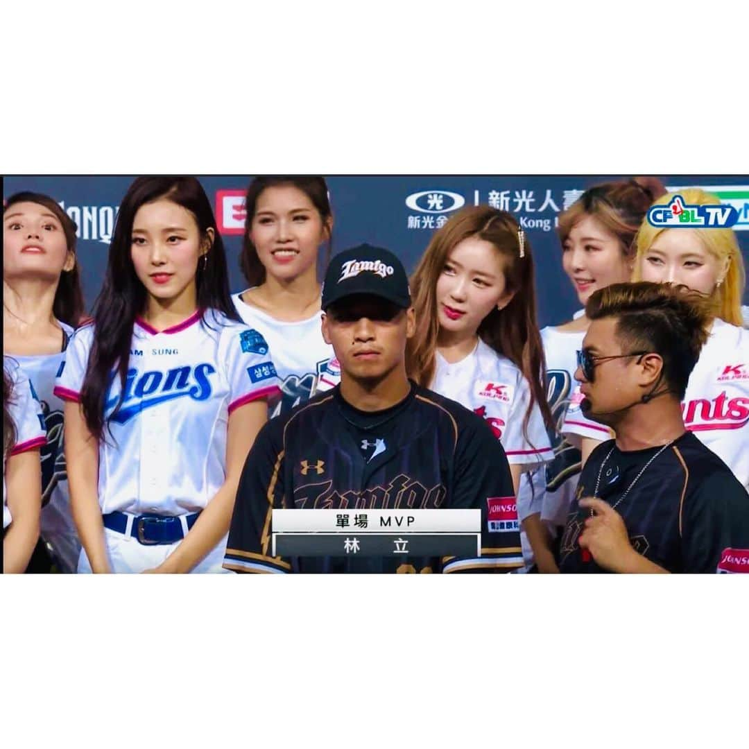 琳妲さんのインスタグラム写真 - (琳妲Instagram)「🇰🇷 ⚾️ 可以告訴我為什麼韓國啦啦隊 炸汗還是女神 我看起來像女神經病🤣🤣🤣 而且每個都長腿 我刷存在感花很多體力💦💦💦 哈囉哈囉 有人看到我嗎🤣 - 辣年糕趴超好玩的啦！！！ 像在夜店一樣 🤪🤪🤪 想瘦的人真的要來球場！！！ #lamigirls琳妲  #辣年糕趴  #桃猿最強 #桃猿大勝  #全猿主場」7月21日 15時35分 - linda831212