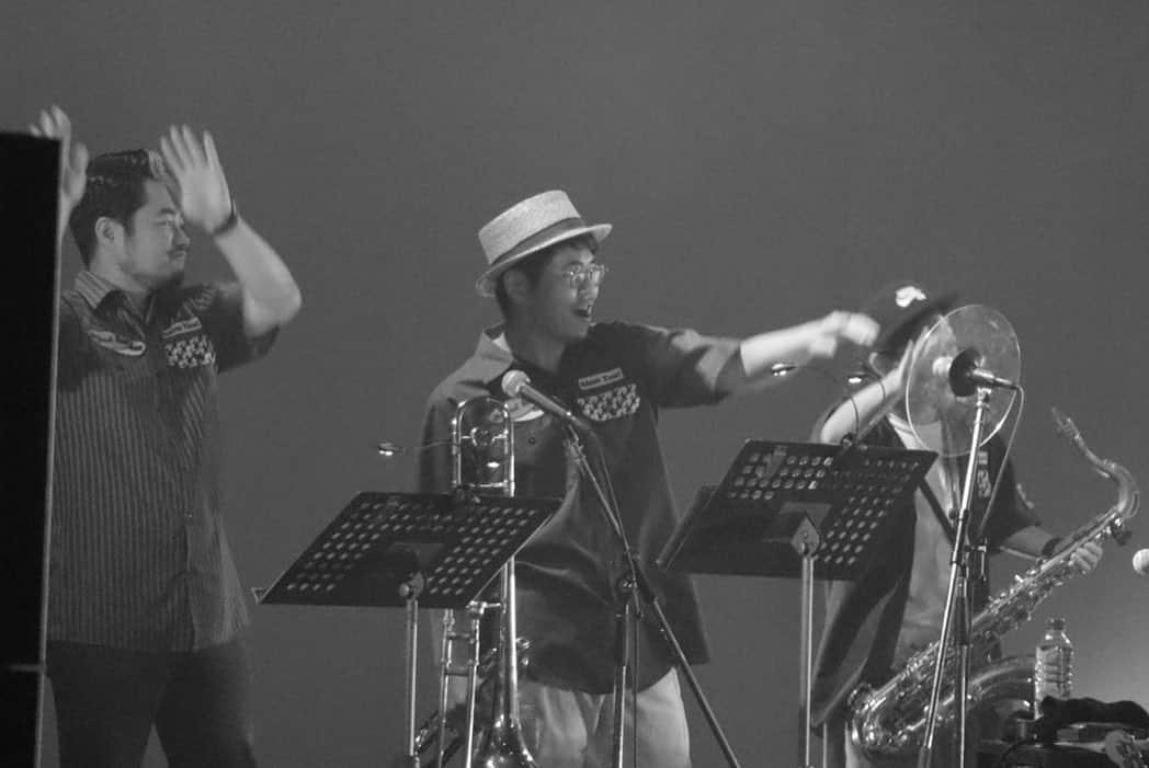 田島貴男さんのインスタグラム写真 - (田島貴男Instagram)「三管ホーンセクションを入れてライブをやるのは夢だった。こーせーくん、真砂くん、太田垣くん達の明るさ、陽気さは一緒に演奏しててほんとに楽しい気分になる。Original Love Hornsって名前を勝手につけちゃったけど、ライブ前に彼らとたくさんダサい名前を考え合ってめっちゃ笑った。感謝！！ #originallovehorns #originallove #blessyoutour #nakanosunplaza」7月21日 15時34分 - tajimatakao