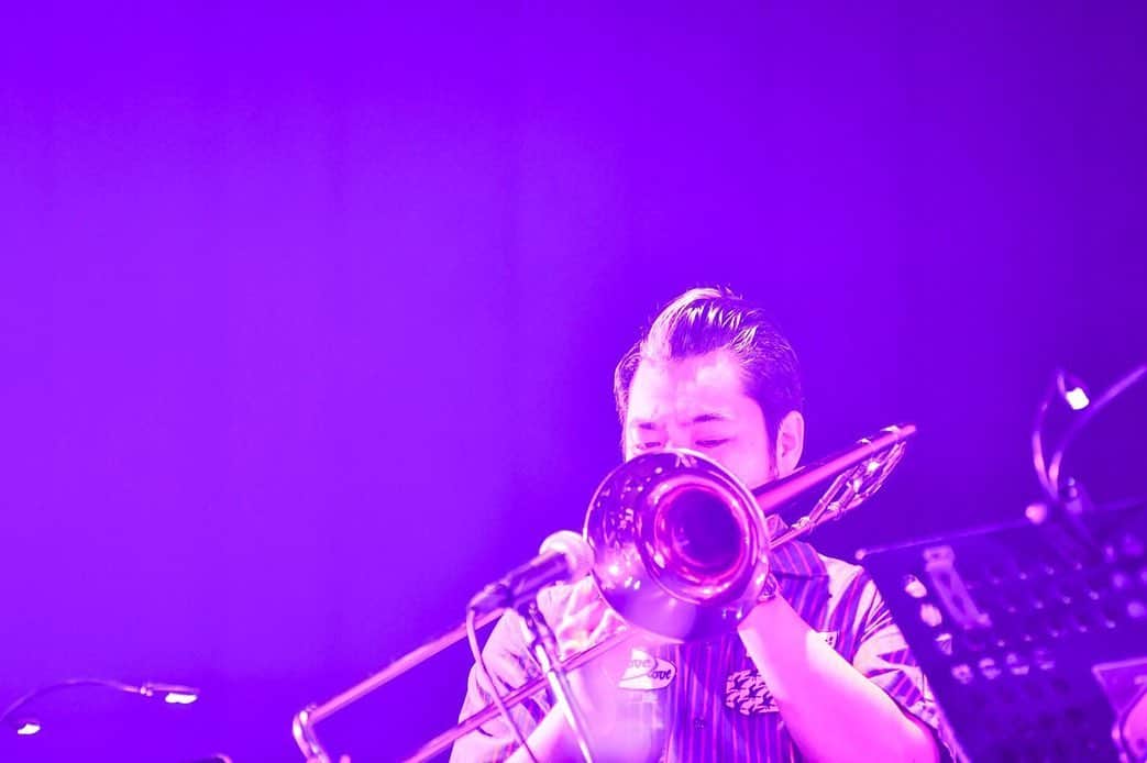 田島貴男さんのインスタグラム写真 - (田島貴男Instagram)「三管ホーンセクションを入れてライブをやるのは夢だった。こーせーくん、真砂くん、太田垣くん達の明るさ、陽気さは一緒に演奏しててほんとに楽しい気分になる。Original Love Hornsって名前を勝手につけちゃったけど、ライブ前に彼らとたくさんダサい名前を考え合ってめっちゃ笑った。感謝！！ #originallovehorns #originallove #blessyoutour #nakanosunplaza」7月21日 15時34分 - tajimatakao