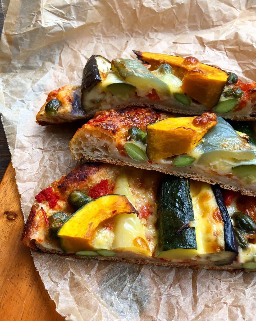 CHIPPRUSONのインスタグラム：「夏野菜のピザ 断面、パンから具がはみ出しています🍕」