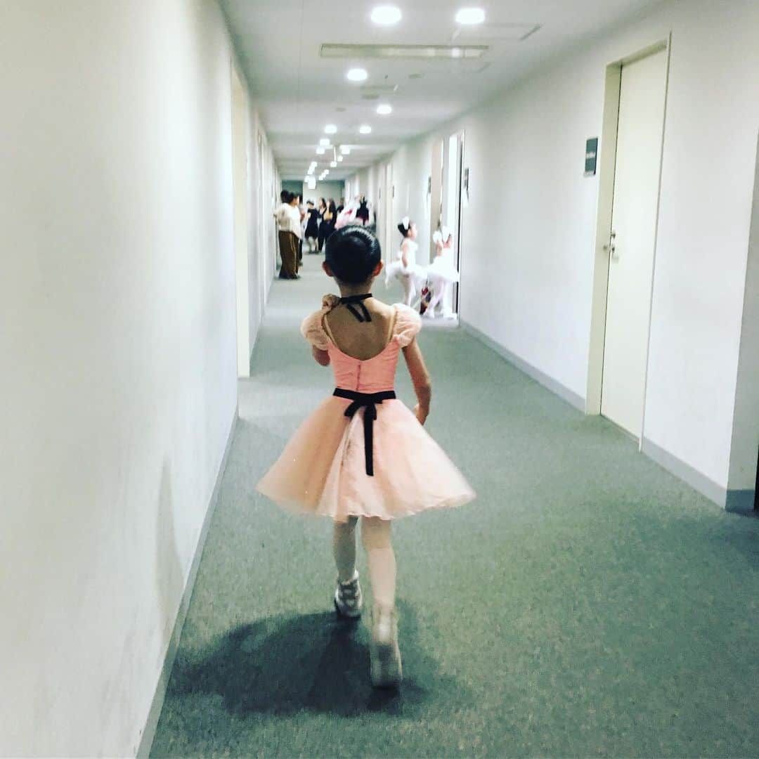 高岡早紀 さんのインスタグラム写真 - (高岡早紀 Instagram)「さて、もうすぐ本番がはじまる。 #バレエの発表会 #娘」7月21日 15時29分 - saki_takaoka