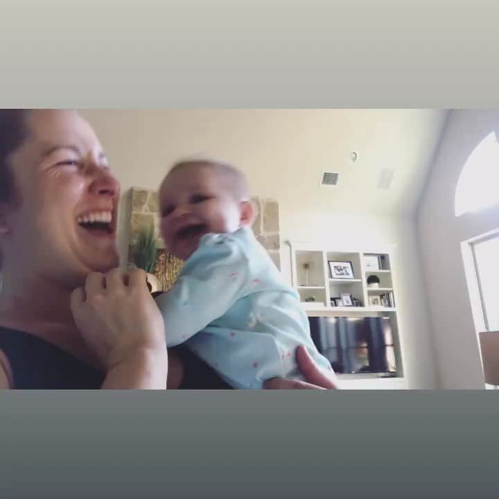カーリー・パターソンのインスタグラム：「Baby laughs are the best🥰」