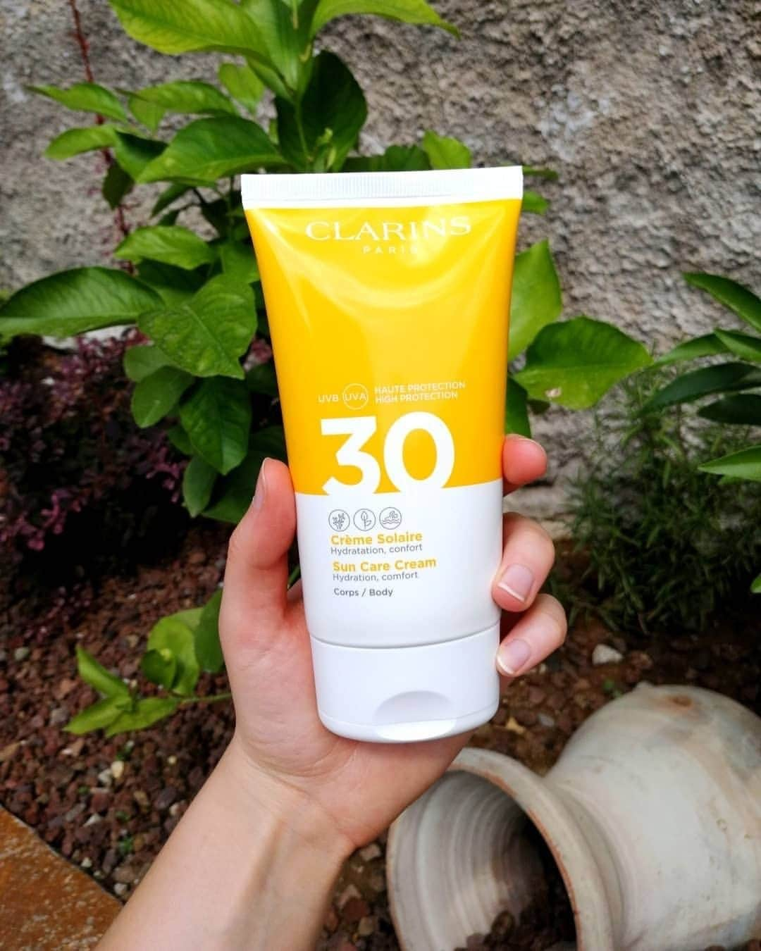 Clarins Italiaさんのインスタグラム写真 - (Clarins ItaliaInstagram)「Hai mai sentito parlare di #SunPlantComplex? . . . Questo complesso, presente in tutti i solari Clarins aiuta a preservare la bellezza e la giovinezza della pelle: una protezione cellulare specifica composta da 6 estratti di piante per aiutare a prevenire i segni del fotoinvecchiamento e della disidratazione cutanea! . Pic by: @beautyandcosmeticsforyou ------------ #Clarins #ClarinsSunProtection #SunProtection」7月22日 2時25分 - clarinsitalia