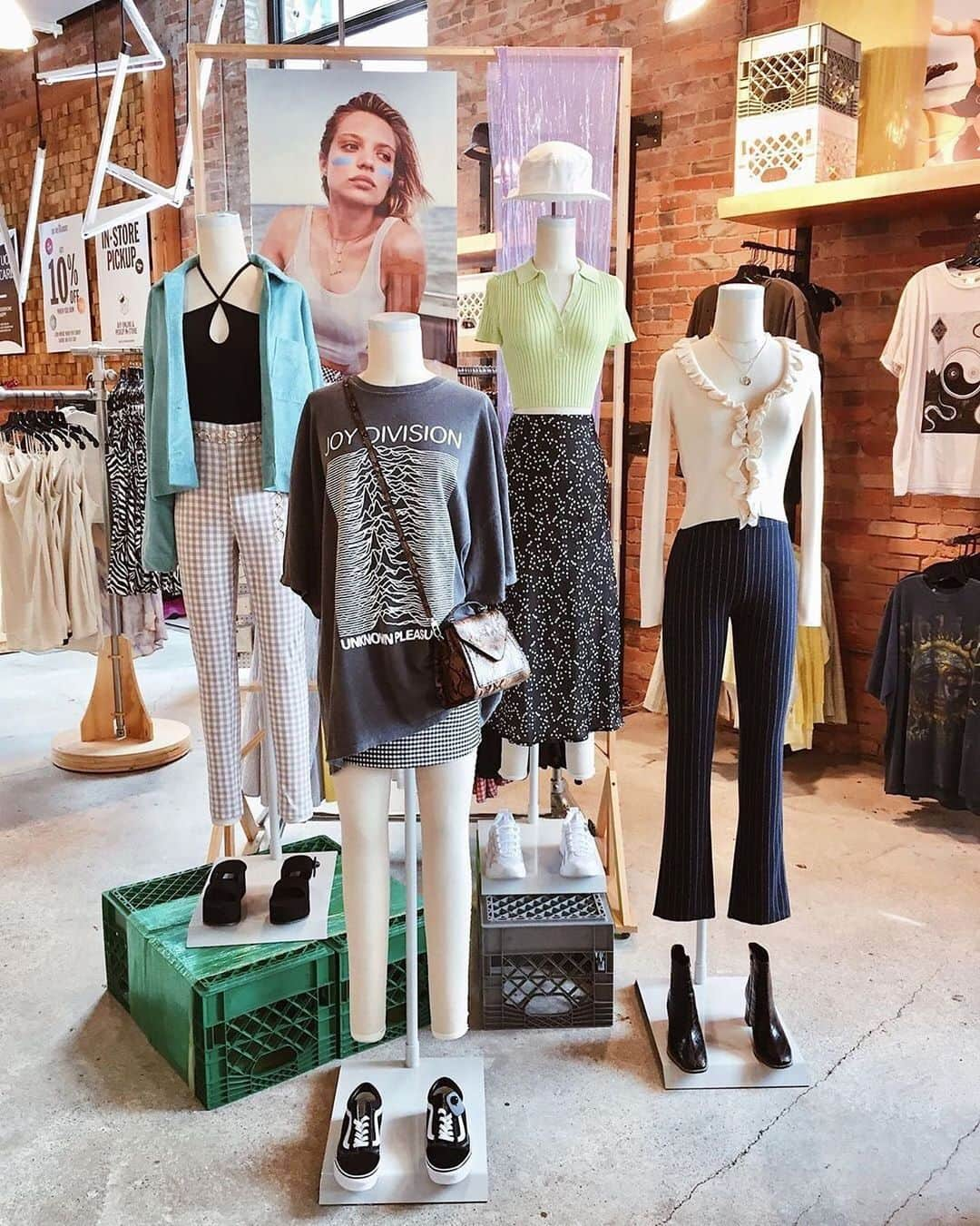 Urban Outfittersさんのインスタグラム写真 - (Urban OutfittersInstagram)「@UOCarolinas new arrivals looking 👌 #UODisplay」7月22日 0時56分 - urbanoutfitters