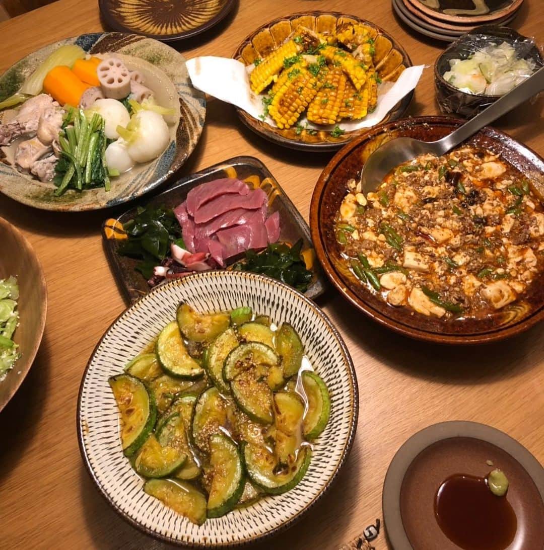 濱中鮎子のインスタグラム：「今宵はご近所さんがたくさんごはん作って持ってきてくれました。涙  #よこん飯 #すどさん飯 #みえこ飯  #ご近所コミュニティ #幸せ #麻婆豆腐プロ級  #スープが冷めない距離」