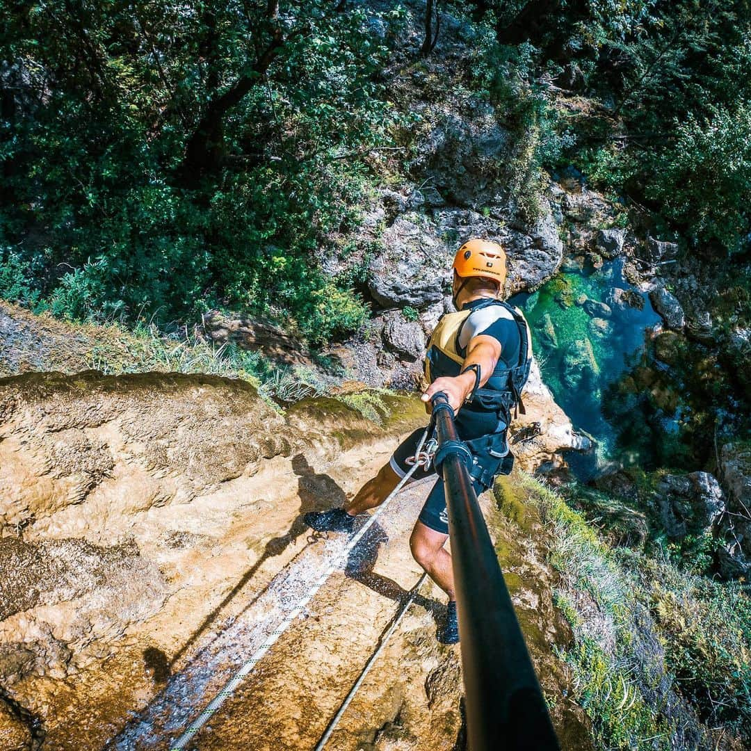 goproさんのインスタグラム写真 - (goproInstagram)「Buenos días de #Mexico. 🇲🇽 @GoProMX here to inspire your #TravelList. Which activity would you sign up for? 👉 • 1/4: Take to the skies for a bird's eye view. 📷 @gerardobistrain 📍 Puerto Escondido, Mexico • 2/4: Explore hidden gems with local tour guides. 📷 @theseakayaker 📍 Veracruz, Mexico • 3/4: Capture the cascading calcified waterfalls of Hierve el Agua. 📷 @jersongomezz 📍 #Oaxaca, Mexico • 4/4: Get adventurous + rappel through el Cañón de las Hormigas. 📷 @efrencanela 📍Nuevo León, Mexico • • • Submit your travel content to the #TripOn Challenge today. Link in bio. #GoProMX #GoProAwards #GoPro #PuertoEscondido #SummerTravel」7月22日 0時58分 - gopro