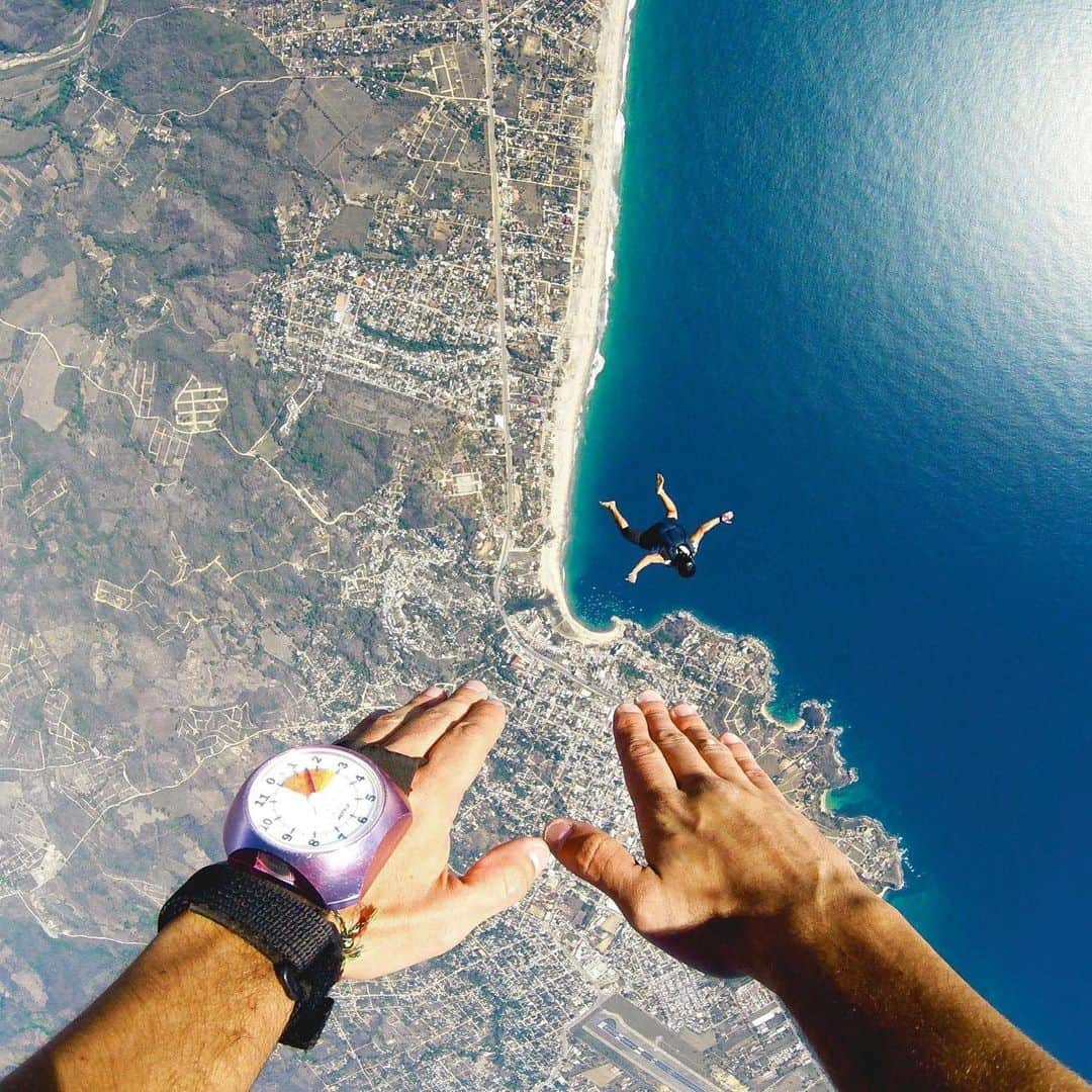 goproさんのインスタグラム写真 - (goproInstagram)「Buenos días de #Mexico. 🇲🇽 @GoProMX here to inspire your #TravelList. Which activity would you sign up for? 👉 • 1/4: Take to the skies for a bird's eye view. 📷 @gerardobistrain 📍 Puerto Escondido, Mexico • 2/4: Explore hidden gems with local tour guides. 📷 @theseakayaker 📍 Veracruz, Mexico • 3/4: Capture the cascading calcified waterfalls of Hierve el Agua. 📷 @jersongomezz 📍 #Oaxaca, Mexico • 4/4: Get adventurous + rappel through el Cañón de las Hormigas. 📷 @efrencanela 📍Nuevo León, Mexico • • • Submit your travel content to the #TripOn Challenge today. Link in bio. #GoProMX #GoProAwards #GoPro #PuertoEscondido #SummerTravel」7月22日 0時58分 - gopro