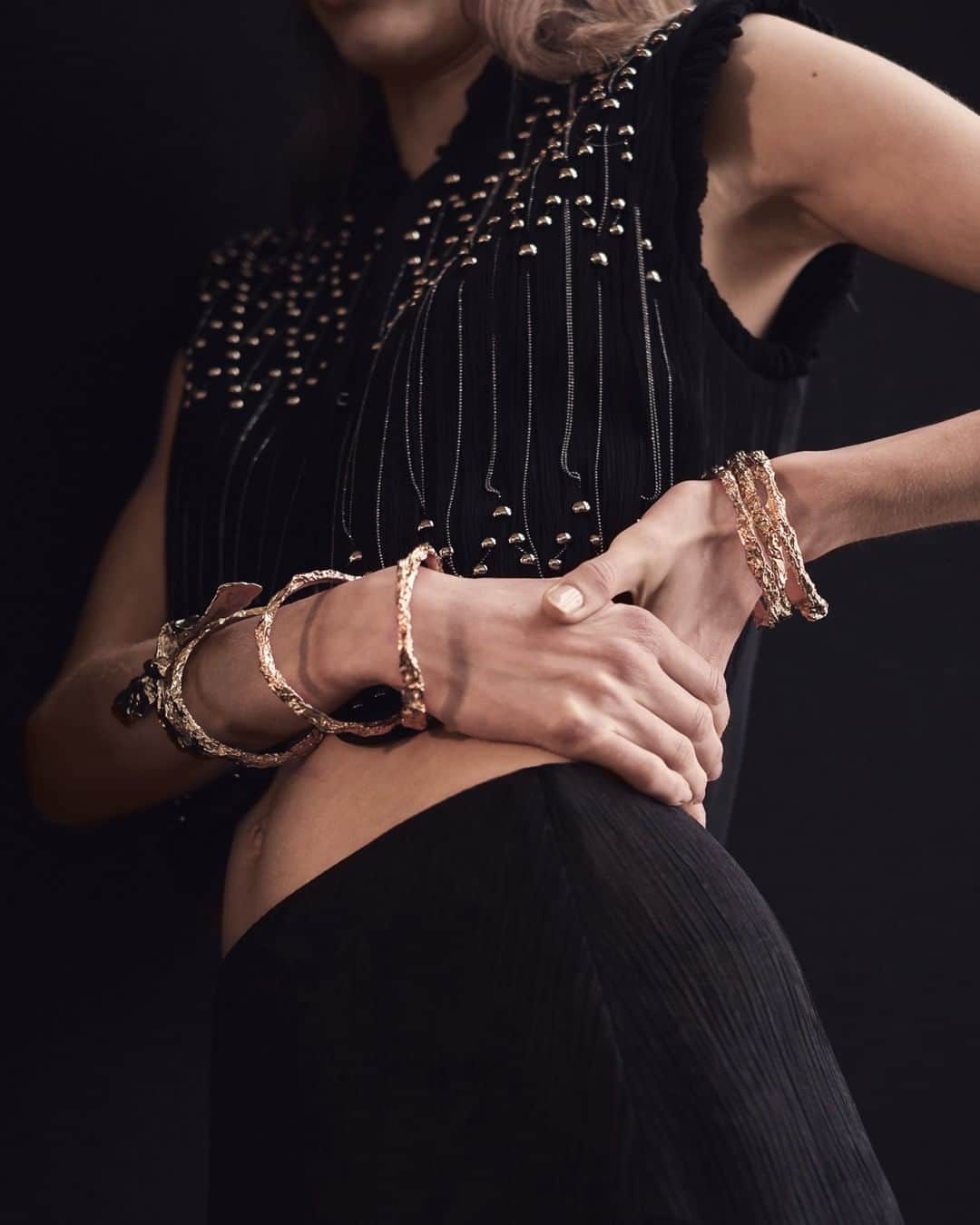 Chloéさんのインスタグラム写真 - (ChloéInstagram)「Anouk bracelets bring confident shine to  #chloeFALL19 looks  Available now in boutiques and on chloe.com  #chloeGIRLS #chloe」7月22日 1時01分 - chloe