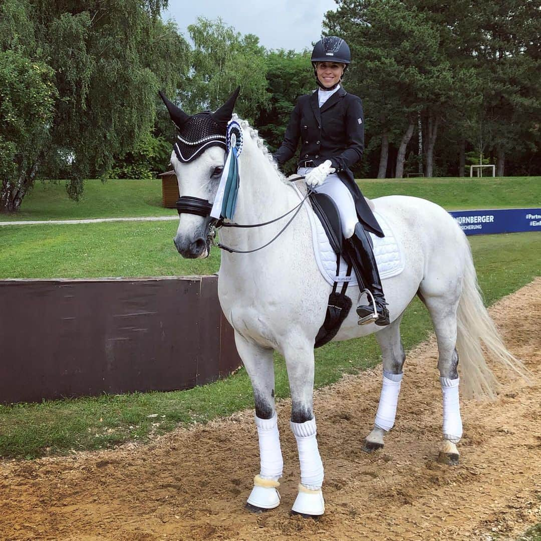 Nina Neuerのインスタグラム：「Bayrische Meisterschaften 2019 💕 Elioti und ich haben es gewagt und sind unseren ersten großen Grand Prix und unsere erste Kür in unserem Leben gegangen! Am ersten Tag waren wir noch etwas schüchtern- das erste mal bei den Senioren mitreiten. Im Grand Prix hatte ich eigentlich ein sehr gutes Gefühl! Leider wollte Elioti einmal nicht so wie ich will🤨😅schade! Trotzdem haben wir uns noch für das Finale qualifizieren können. Und dafür war er heute in der Kür noch schöner zu reiten und wir haben es auf den 10. Platz geschafft. In der Gesamtwertung haben wir den 11. Platz belegen können- ausbaufähig💪🏼 aber ich bin sehr stolz auf Elioti ❣️ @eurostar_equestrian @roecklequestrian @uvexequestrian #werbung」