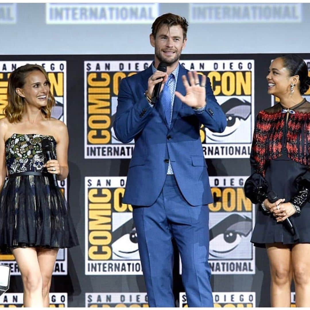 クリス・ヘムズワースさんのインスタグラム写真 - (クリス・ヘムズワースInstagram)「Always one of, if not the best events of the year @comic_con unrivalled enthusiasm from the folks that make all a reality, the fans !!! So excited to announce #thorloveandthunder ⚡️⚡️🙏🤙🙏🤙👍 can’t wait to get crackin on this one, gonna be one hell of a ride @marvelstudios @taikawaititi  @tessamaethompson @natalieportman」7月22日 1時11分 - chrishemsworth