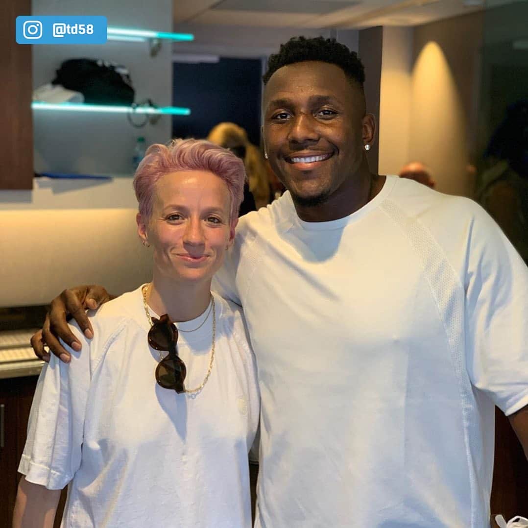 NFLさんのインスタグラム写真 - (NFLInstagram)「“Trying to get some of that champ juice to rub off on us.” ⚡️ (via @td58) @mrapinoe」7月22日 1時03分 - nfl