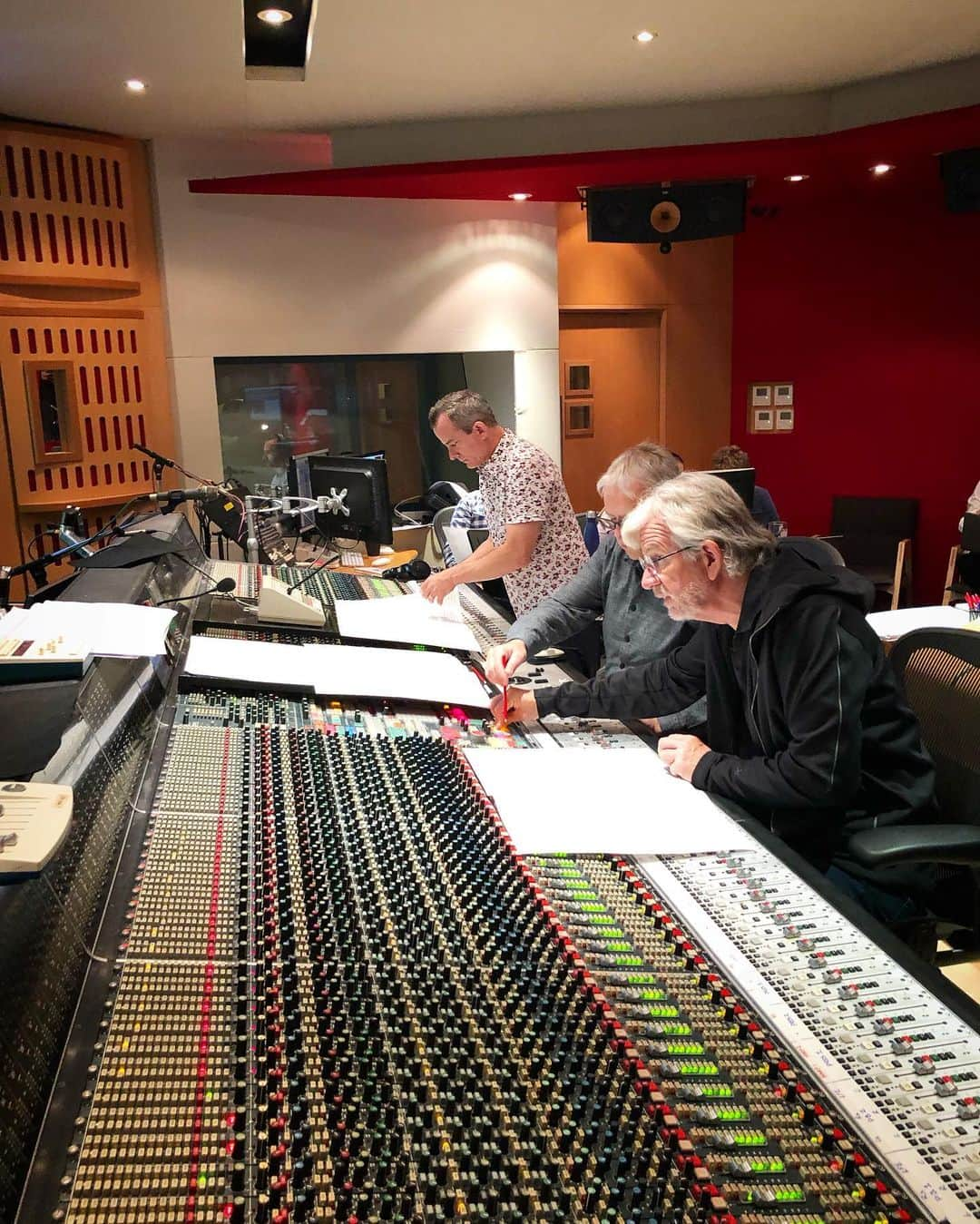 ヨアヒム・ローニングさんのインスタグラム写真 - (ヨアヒム・ローニングInstagram)「Such a wonderful week in Studio 1 with Geoff Zanelli scoring @disneymaleficent 🖤 It’s truly my favorite part of moviemaking, sitting back and enjoying these maestros working with an 110-piece orchestra! So powerful and beautiful, especially knowing that the musicians are playing Geoff’s notes for the first time - and nailing it right off the bat 🤯 #maleficent2」7月22日 1時05分 - joachimronning