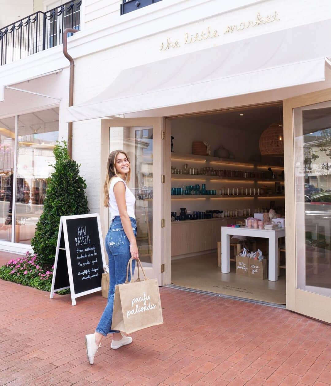 The Little Marketさんのインスタグラム写真 - (The Little MarketInstagram)「Come visit us in the Palisades! Shop and feel good knowing that every purchase at The Little Market supports meaningful income for artisan women around the world. 💗」7月22日 1時05分 - thelittlemarket