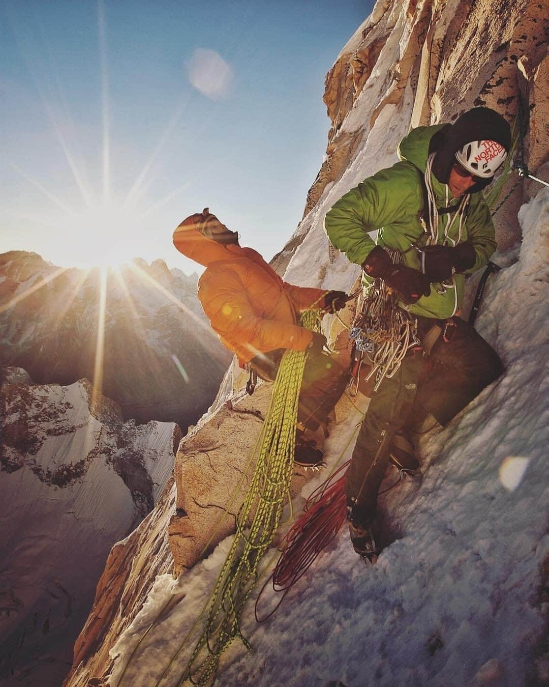 National Geographic Travelさんのインスタグラム写真 - (National Geographic TravelInstagram)「Photo by @jimmychin | When the going gets tough, the tough hand the rack to Conrad Anker. Sunrise on the alpine redpoint lap on Meru. For more images of mountain adventures around the world, follow @jimmychin.」7月22日 1時06分 - natgeotravel