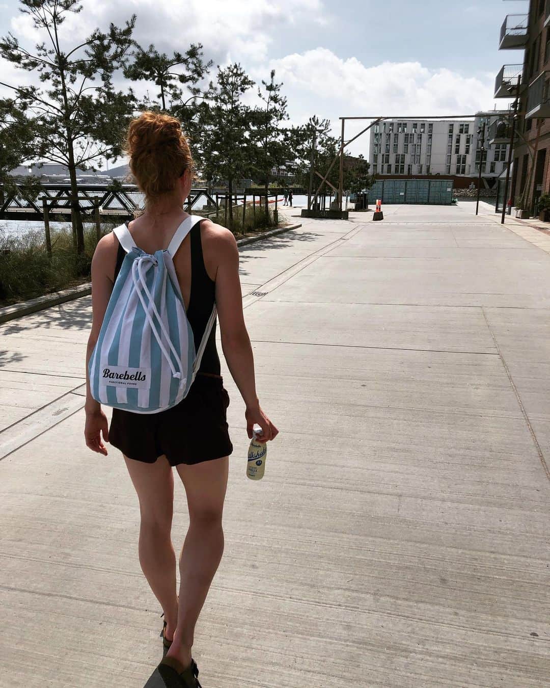 マチルドU・クラマーのインスタグラム：「Reklame | On my way to a post training swin with my favorite milkshake from @barebells.dk 🤤  #barebellsdk #recovery #sunday #milkshake #vanilla #favorite #swim #athlete #athletics #trackandfield」