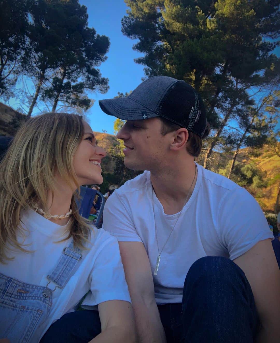 ジョアンナ・ブラッディのインスタグラム：「The outdoors, music, friends. Perfect combo! @starlightbowlburbank #starlightbowl」