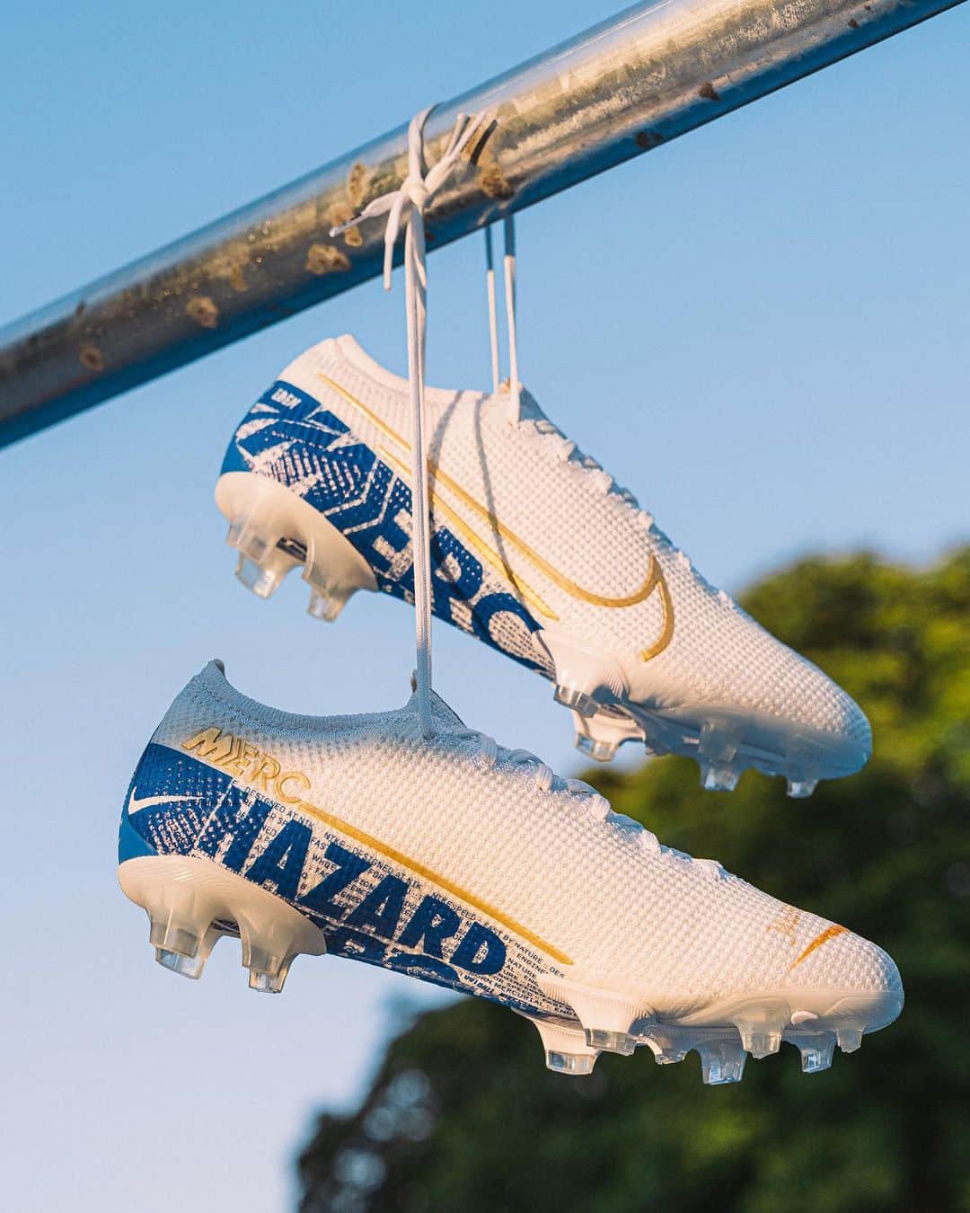 ナイキフットボールさんのインスタグラム写真 - (ナイキフットボールInstagram)「Honor the past. 🔵 Acknowledge the future. 💫 #alwaysforward ⠀ With nods of color to his current and previous clubs, @hazardeden_10 crafted these #MercurialByYou boots of his own. Use our 🔗 in bio or go to Nike.com/NikeByYou and start designing yours now. ⠀ #nikebyyou #mercurial #nikefootball #nikesoccer #nike #football #soccer」7月22日 1時15分 - nikefootball