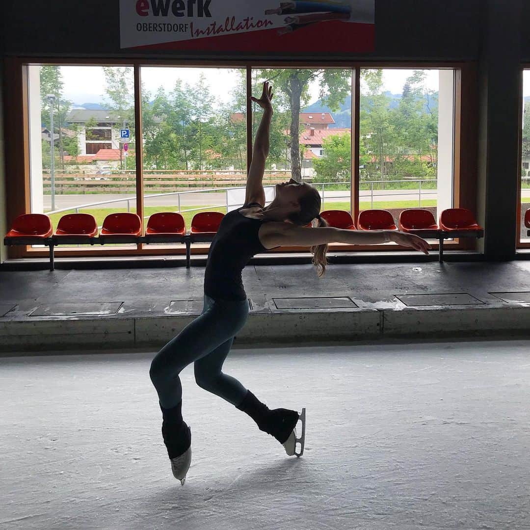 イェニー・サーリネンのインスタグラム：「2 weeks in Oberstdorf ✔️ • •  Housut saatu: @icaniwill @iciw #icaniwill #iciw」