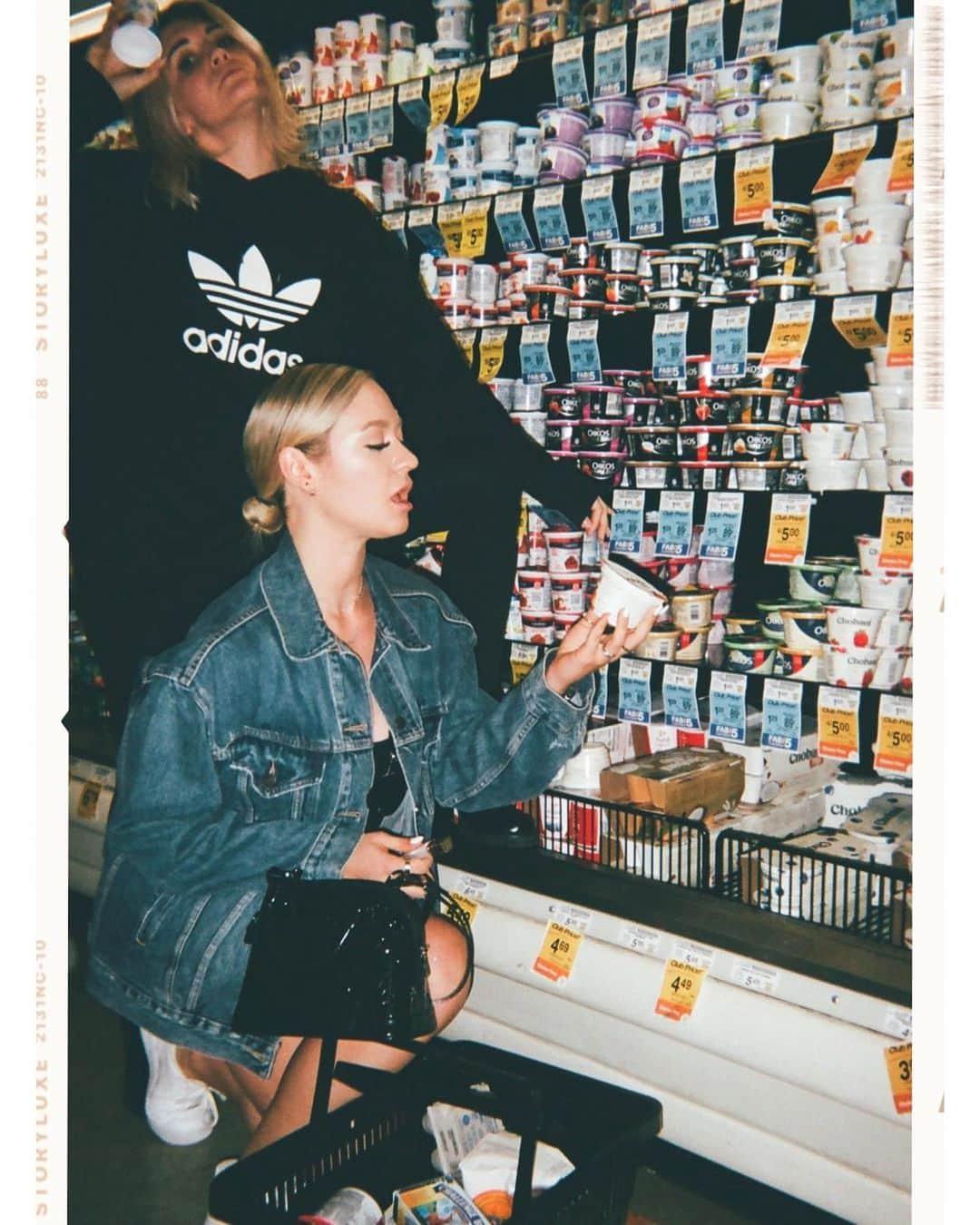 アリーシャ・マリーさんのインスタグラム写真 - (アリーシャ・マリーInstagram)「grocery store...but make it fashion haha @haleyrynnringo @tksjuicypolls ♡  ps..hey @vons if u ever need models hit us up haha tag someone who’d have a photo shoot in a grocery store with u 💞🌴📸」7月22日 1時26分 - alisha