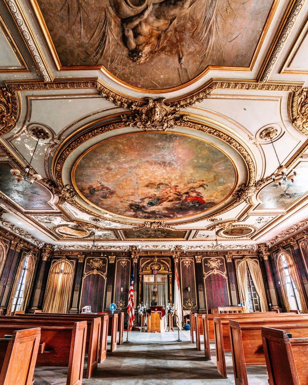 Abandoned Placesさんのインスタグラム写真 - (Abandoned PlacesInstagram)「Built between 1897-1900, this is the remains of the abandoned Lynnewood Hall Mansion. Lynnewood Hall is a 110 room Neoclassical style mansion. It was built for industrialist Peter A. B. Widener who passed away in the mansion at the age of 80. It was to then be passed down to his son and grandson, but they unfortunately passed away in 1912 on the famous Titanic ship. It fell to despair getting passed around over the next hundred years. It was used for training military dogs during World War 2, and It would soon after be sold to a religious group who decided to sell off all the interior detailing, and furnishing. During its prime, the mansion had a large art gallery, a ballroom large enough to hold 1,000 guests, an indoor and outdoor swimming pool, wine cellars, a farm, and an electrical power plant. Today you’ll find the mansion slowly falling apart with renovations estimated to cost over $50 million dollars. Photography by @alexplore23」7月22日 1時31分 - itsabandoned