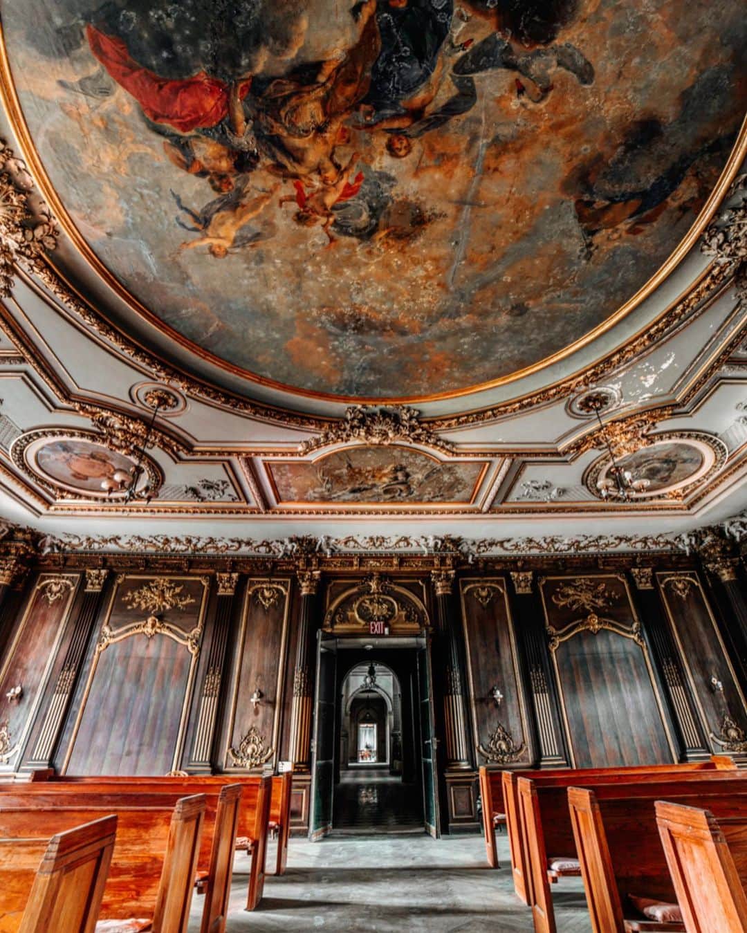 Abandoned Placesさんのインスタグラム写真 - (Abandoned PlacesInstagram)「Built between 1897-1900, this is the remains of the abandoned Lynnewood Hall Mansion. Lynnewood Hall is a 110 room Neoclassical style mansion. It was built for industrialist Peter A. B. Widener who passed away in the mansion at the age of 80. It was to then be passed down to his son and grandson, but they unfortunately passed away in 1912 on the famous Titanic ship. It fell to despair getting passed around over the next hundred years. It was used for training military dogs during World War 2, and It would soon after be sold to a religious group who decided to sell off all the interior detailing, and furnishing. During its prime, the mansion had a large art gallery, a ballroom large enough to hold 1,000 guests, an indoor and outdoor swimming pool, wine cellars, a farm, and an electrical power plant. Today you’ll find the mansion slowly falling apart with renovations estimated to cost over $50 million dollars. Photography by @alexplore23」7月22日 1時31分 - itsabandoned