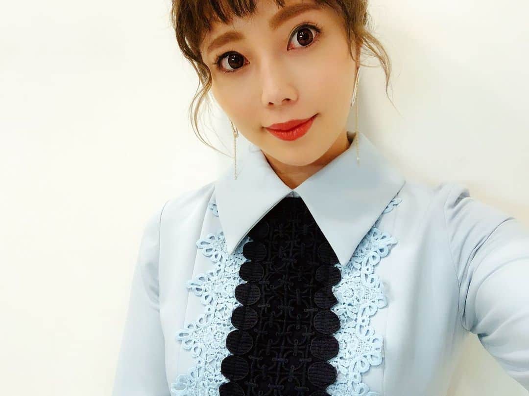 のインスタグラム：「･ 今日はサンデージャポンの生放送だった為 朝の5時にアラームを🕰 ･ 昨夜は早めにベッドに入ったものの、 起きれなかったら怖いよー😱 起きたら生放送終わってたら怖いよー😱 などなど変なことばかり考えてしまい 目をつぶっても全く寝付けず 結果一睡もせずにいざ出陣😅 ･ 今日はアラームかけずにたっぷり寝るぞー😴 ･ ･ ･ #サンジャポ ヘアメイク💄 @masaakifukugawa」