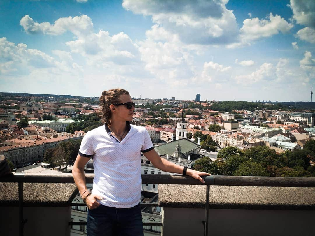 パヴェル・ドローストさんのインスタグラム写真 - (パヴェル・ドローストInstagram)「Nice, sunny weekend in Vilnius 🏛️🇱🇹 This city is a wonderful weekend idea. Here are many interesting places to visit and Vilnius  definitely has something to offer you🚶🏼‍♂️🎊 . . . #lithuania #vilnius #visitlithuania #visitlithuania #travel #viaje #summer #city #weekend #pablopatinador」7月22日 1時35分 - pashka_drozd