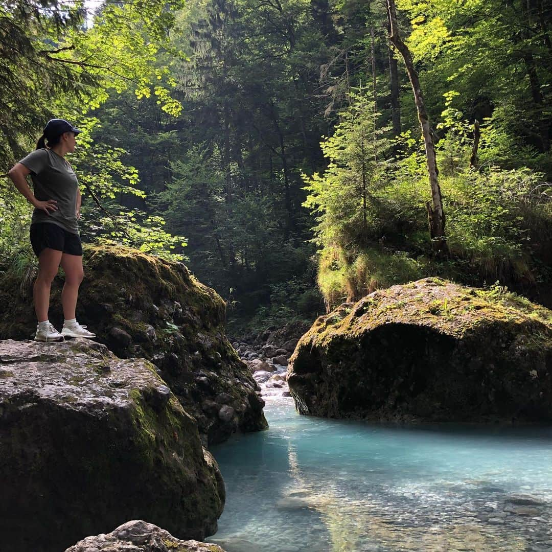 レイチェル・クーさんのインスタグラム写真 - (レイチェル・クーInstagram)「Trail run done now contemplating whether to go for a swim in the ice cold mountain pool. Would you? 💦 Swipe to see if I did. . . . . . . . . #austria #khootravels #wildswimming #icecold」7月22日 1時35分 - rachelkhooks