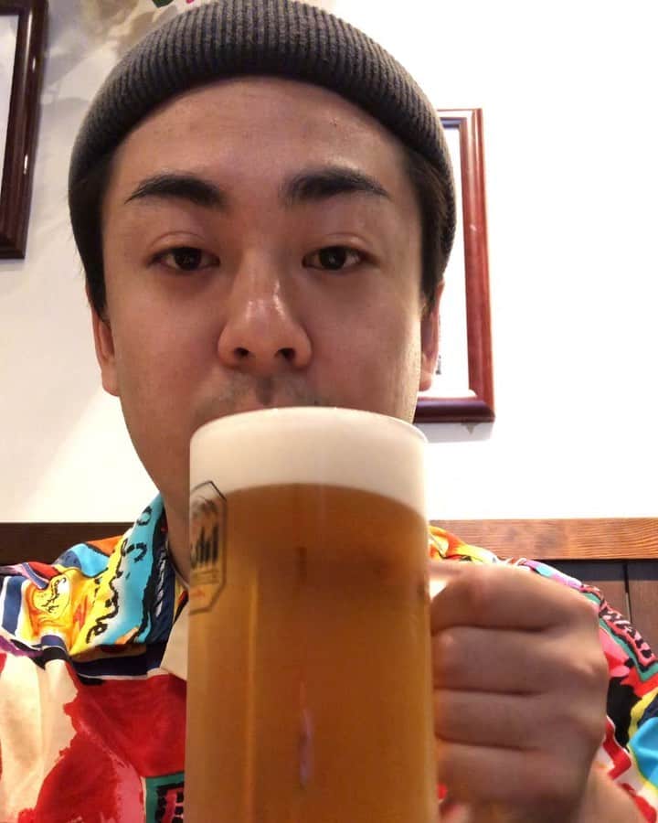 のインスタグラム：「. 整体師のベロベロ日記 . ハワイから帰って来た友人に会う前に難波にあるハワイっぽい店で生ビールとハンバーガー！！ . 生ビールはこの昔ながらのデカめジョッキで飲むのが美味いなーー！！ . プチダイエットしてる僕としては禁断の組み合わせ！！ #整体師のベロベロ日記 #難波 #難波パークス #ハンバーガーと生ビールは最強 #ハワイっぽい店でアロハ着て行く奴 #シャツにHAWAIって書いてる」