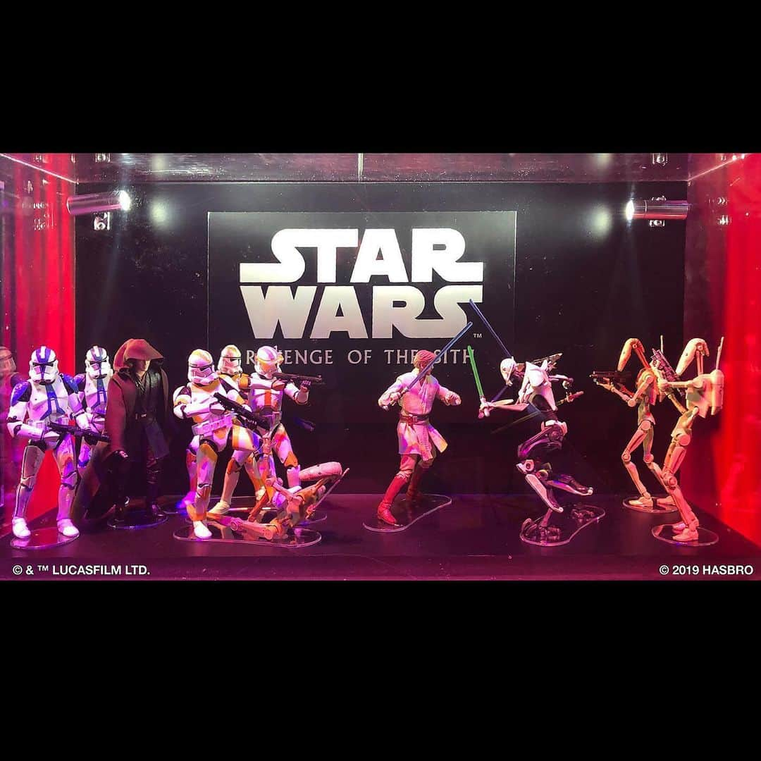 Hasbroさんのインスタグラム写真 - (HasbroInstagram)「#Repost @HasbroPulse Swing by the #HasbroPulse booth and see our special #StarWars shadow boxes celebrating the entire Skywalker saga with an array of characters released through the years in our #BlackSeries line. The final shadow box teases Star Wars: The Rise of Skywalker with an exclusive reveal  of the Sith Trooper Battalion.」7月22日 1時41分 - hasbro