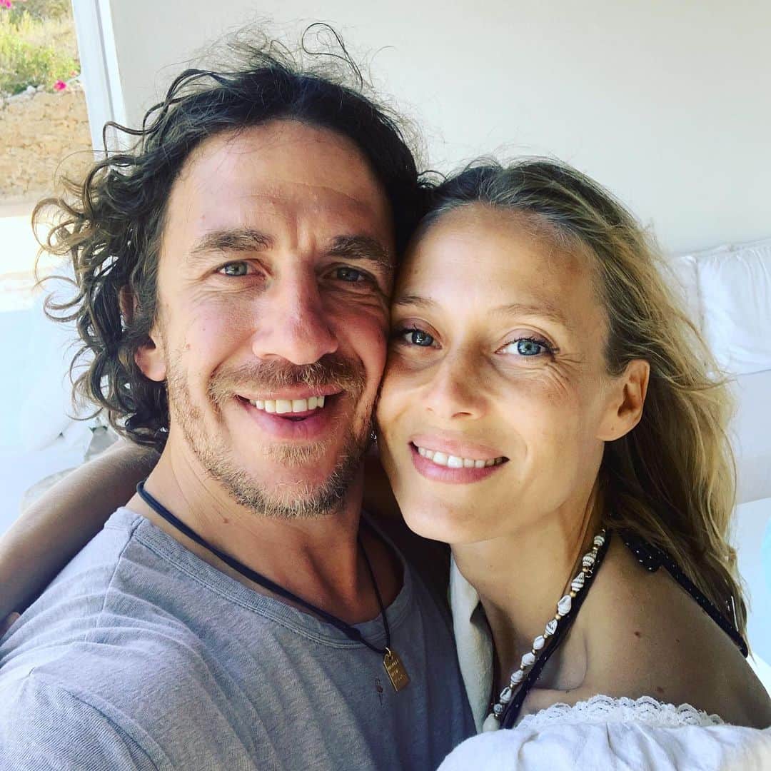 カルレス・プジョルのインスタグラム：「IBIZA. #loveisintheair 😘💍」