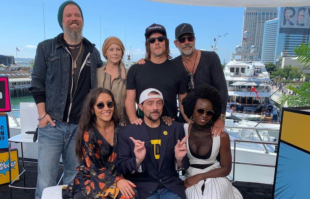 ケヴィン・スミスさんのインスタグラム写真 - (ケヴィン・スミスInstagram)「My @comic_con is almost gone! Here’s a look back at the last 3 days, including my trip to @theatreboxsd - where @clarebk and my partners at @legionmofficial convinced the fine folks at the @chinesetheatres to let @jaymewes and I put our hands in their cement! After 25 years in the business, this kinda thing legit means the world to me! The rest of the time I was bullshitting with my industry betters behind Hall H on the @imdb #IMDboat - and I’ve got the pictures to prove it! Clare also brought a little piece of New Jersey to San Diego with a Quick Stop installation outside of the theater (which is still there if you wanna snap Selfies). The good ladies at @thinkgeek put together a screening of #jayandsilentbobstrikeback and @hottopic sold Chronic Con shirts! #JayAndSilentBobReboot is only 3 months away, but for now? The Con is on! #KevinSmith #JasonMewes #jaymewes #comiccon #legionm #imdb」7月22日 1時53分 - thatkevinsmith