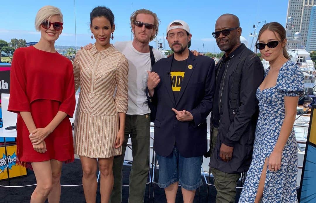 ケヴィン・スミスさんのインスタグラム写真 - (ケヴィン・スミスInstagram)「My @comic_con is almost gone! Here’s a look back at the last 3 days, including my trip to @theatreboxsd - where @clarebk and my partners at @legionmofficial convinced the fine folks at the @chinesetheatres to let @jaymewes and I put our hands in their cement! After 25 years in the business, this kinda thing legit means the world to me! The rest of the time I was bullshitting with my industry betters behind Hall H on the @imdb #IMDboat - and I’ve got the pictures to prove it! Clare also brought a little piece of New Jersey to San Diego with a Quick Stop installation outside of the theater (which is still there if you wanna snap Selfies). The good ladies at @thinkgeek put together a screening of #jayandsilentbobstrikeback and @hottopic sold Chronic Con shirts! #JayAndSilentBobReboot is only 3 months away, but for now? The Con is on! #KevinSmith #JasonMewes #jaymewes #comiccon #legionm #imdb」7月22日 1時53分 - thatkevinsmith