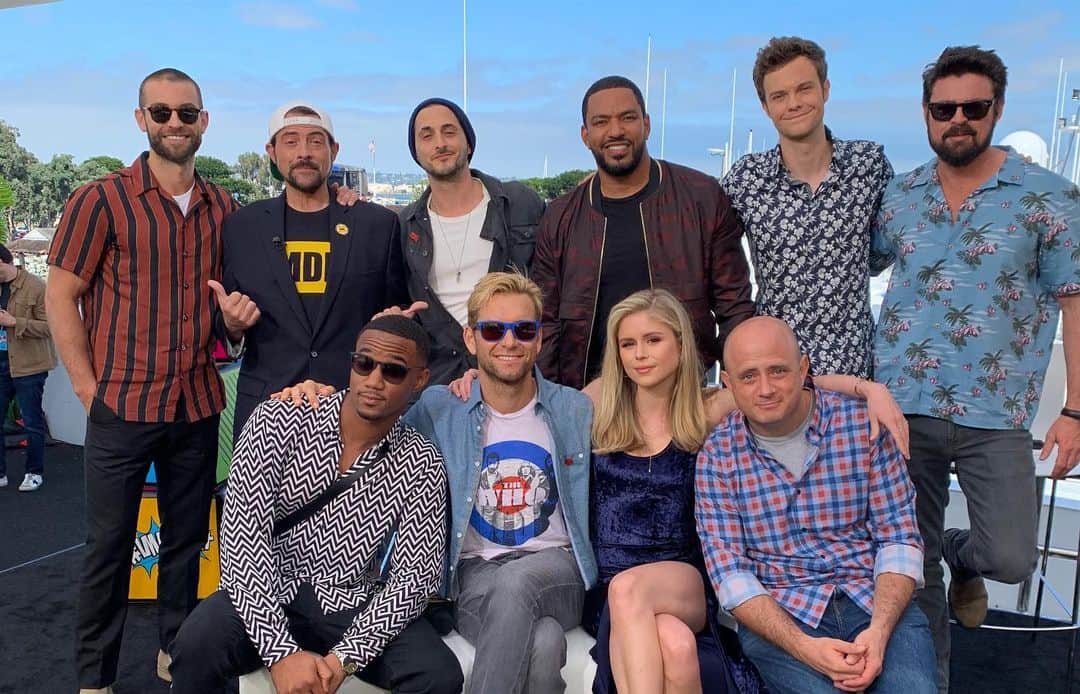 ケヴィン・スミスさんのインスタグラム写真 - (ケヴィン・スミスInstagram)「My @comic_con is almost gone! Here’s a look back at the last 3 days, including my trip to @theatreboxsd - where @clarebk and my partners at @legionmofficial convinced the fine folks at the @chinesetheatres to let @jaymewes and I put our hands in their cement! After 25 years in the business, this kinda thing legit means the world to me! The rest of the time I was bullshitting with my industry betters behind Hall H on the @imdb #IMDboat - and I’ve got the pictures to prove it! Clare also brought a little piece of New Jersey to San Diego with a Quick Stop installation outside of the theater (which is still there if you wanna snap Selfies). The good ladies at @thinkgeek put together a screening of #jayandsilentbobstrikeback and @hottopic sold Chronic Con shirts! #JayAndSilentBobReboot is only 3 months away, but for now? The Con is on! #KevinSmith #JasonMewes #jaymewes #comiccon #legionm #imdb」7月22日 1時53分 - thatkevinsmith