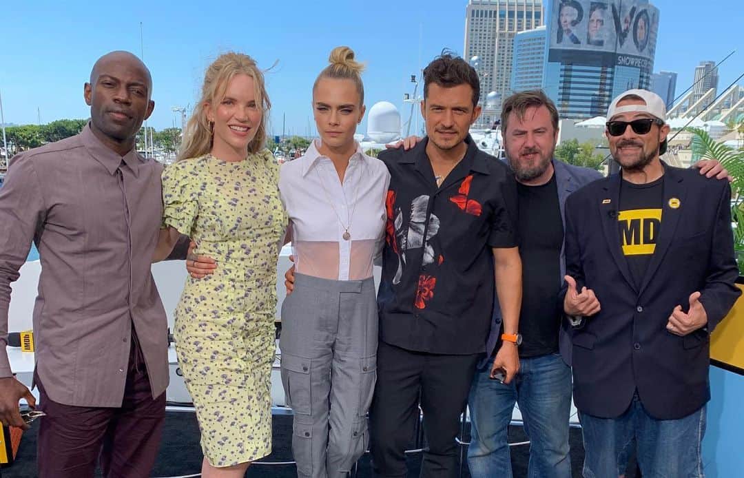 ケヴィン・スミスさんのインスタグラム写真 - (ケヴィン・スミスInstagram)「My @comic_con is almost gone! Here’s a look back at the last 3 days, including my trip to @theatreboxsd - where @clarebk and my partners at @legionmofficial convinced the fine folks at the @chinesetheatres to let @jaymewes and I put our hands in their cement! After 25 years in the business, this kinda thing legit means the world to me! The rest of the time I was bullshitting with my industry betters behind Hall H on the @imdb #IMDboat - and I’ve got the pictures to prove it! Clare also brought a little piece of New Jersey to San Diego with a Quick Stop installation outside of the theater (which is still there if you wanna snap Selfies). The good ladies at @thinkgeek put together a screening of #jayandsilentbobstrikeback and @hottopic sold Chronic Con shirts! #JayAndSilentBobReboot is only 3 months away, but for now? The Con is on! #KevinSmith #JasonMewes #jaymewes #comiccon #legionm #imdb」7月22日 1時53分 - thatkevinsmith