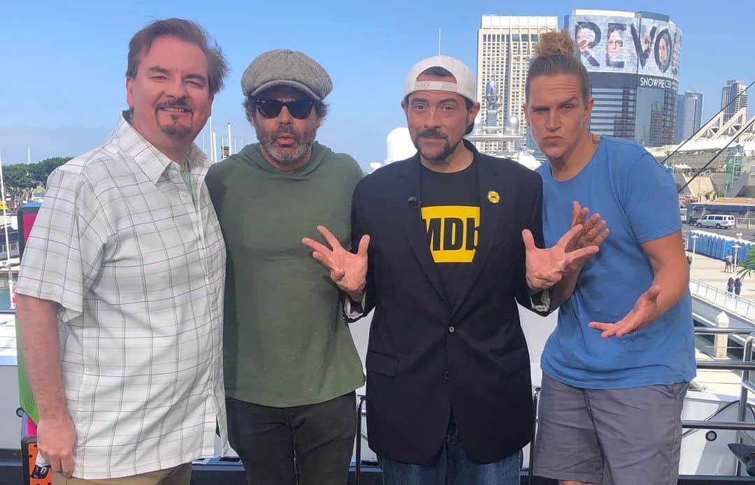 ケヴィン・スミスさんのインスタグラム写真 - (ケヴィン・スミスInstagram)「My @comic_con is almost gone! Here’s a look back at the last 3 days, including my trip to @theatreboxsd - where @clarebk and my partners at @legionmofficial convinced the fine folks at the @chinesetheatres to let @jaymewes and I put our hands in their cement! After 25 years in the business, this kinda thing legit means the world to me! The rest of the time I was bullshitting with my industry betters behind Hall H on the @imdb #IMDboat - and I’ve got the pictures to prove it! Clare also brought a little piece of New Jersey to San Diego with a Quick Stop installation outside of the theater (which is still there if you wanna snap Selfies). The good ladies at @thinkgeek put together a screening of #jayandsilentbobstrikeback and @hottopic sold Chronic Con shirts! #JayAndSilentBobReboot is only 3 months away, but for now? The Con is on! #KevinSmith #JasonMewes #jaymewes #comiccon #legionm #imdb」7月22日 1時53分 - thatkevinsmith