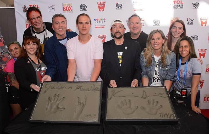ケヴィン・スミスのインスタグラム：「My @comic_con is almost gone! Here’s a look back at the last 3 days, including my trip to @theatreboxsd - where @clarebk and my partners at @legionmofficial convinced the fine folks at the @chinesetheatres to let @jaymewes and I put our hands in their cement! After 25 years in the business, this kinda thing legit means the world to me! The rest of the time I was bullshitting with my industry betters behind Hall H on the @imdb #IMDboat - and I’ve got the pictures to prove it! Clare also brought a little piece of New Jersey to San Diego with a Quick Stop installation outside of the theater (which is still there if you wanna snap Selfies). The good ladies at @thinkgeek put together a screening of #jayandsilentbobstrikeback and @hottopic sold Chronic Con shirts! #JayAndSilentBobReboot is only 3 months away, but for now? The Con is on! #KevinSmith #JasonMewes #jaymewes #comiccon #legionm #imdb」