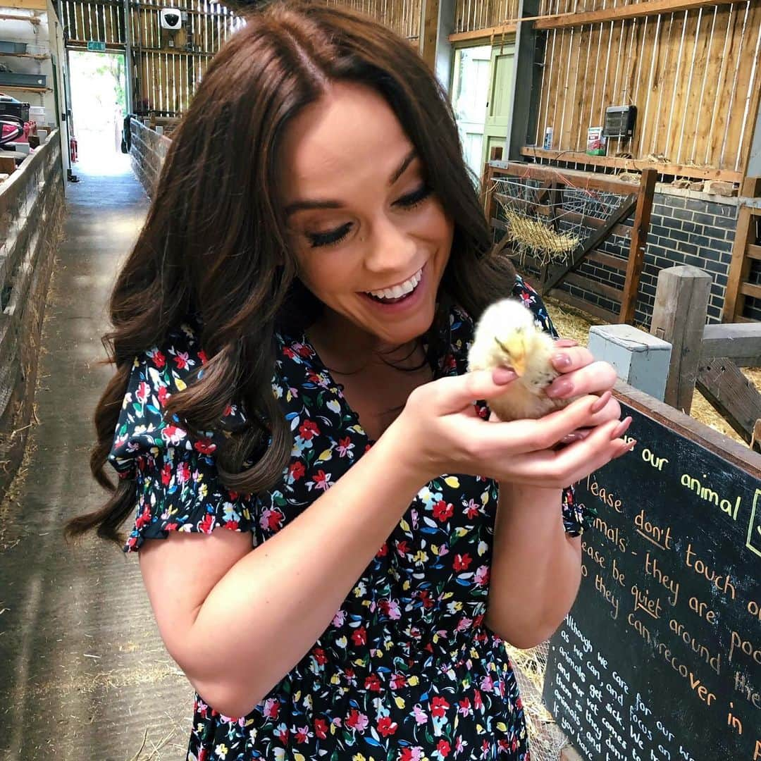 ヴィッキー・パティソンさんのインスタグラム写真 - (ヴィッキー・パティソンInstagram)「Today this one surprised me with a little trip to @stepneycityfarm... I’m absolutely obsessed with animals and despite his hangover he let me run around there all day like a child!! 😂😍🐷🐥🐐🐰🐏 @ercan_ram I don’t want to be soppy over a visit to the farm but quite seriously THANKYOU. I’m so grateful that you came into my life. It takes someone quite special to love someone who is broken- but with your patience and gentle spirit you’ve honestly shown me what happiness is. Plus, you’re a raving sort.  Ps can we get a goat?!!! 😍😂🥰🐐 Dress is @newlook  Boots are @loveshoeaholics  Hair is my fabulous new @vixenandblush Clip in extensions 😍 The little chick is called Susan also.」7月22日 1時56分 - vickypattison