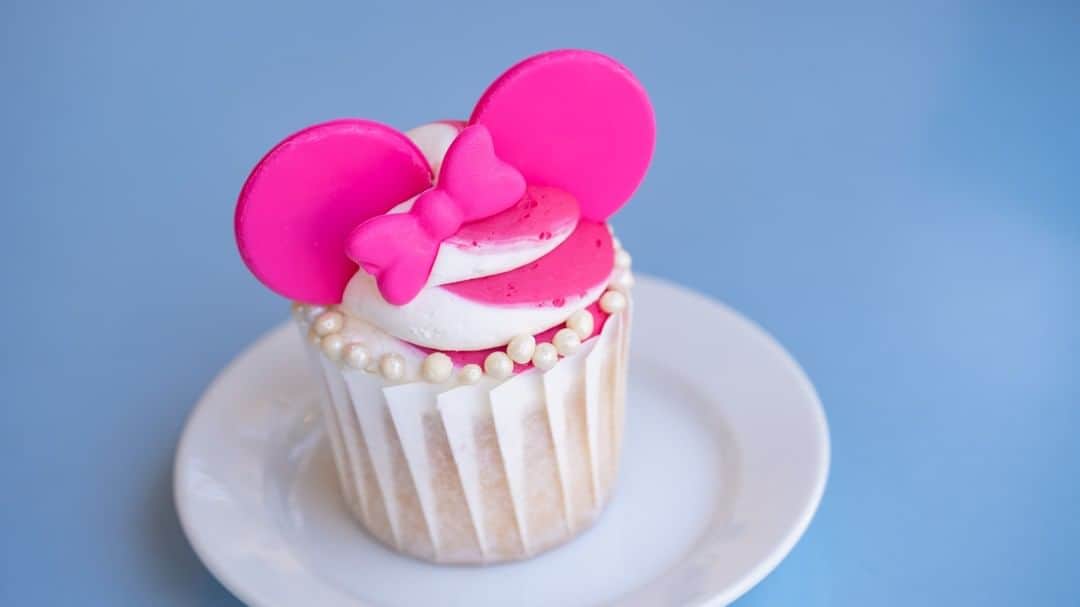 Disneyさんのインスタグラム写真 - (DisneyInstagram)「Sugar, mice, and everything nice! The Imagination Pink Cupcake, with raspberry marmalade filling and raspberry buttercream swirl frosting, is now at @disneyland Resort.」7月22日 2時00分 - disney