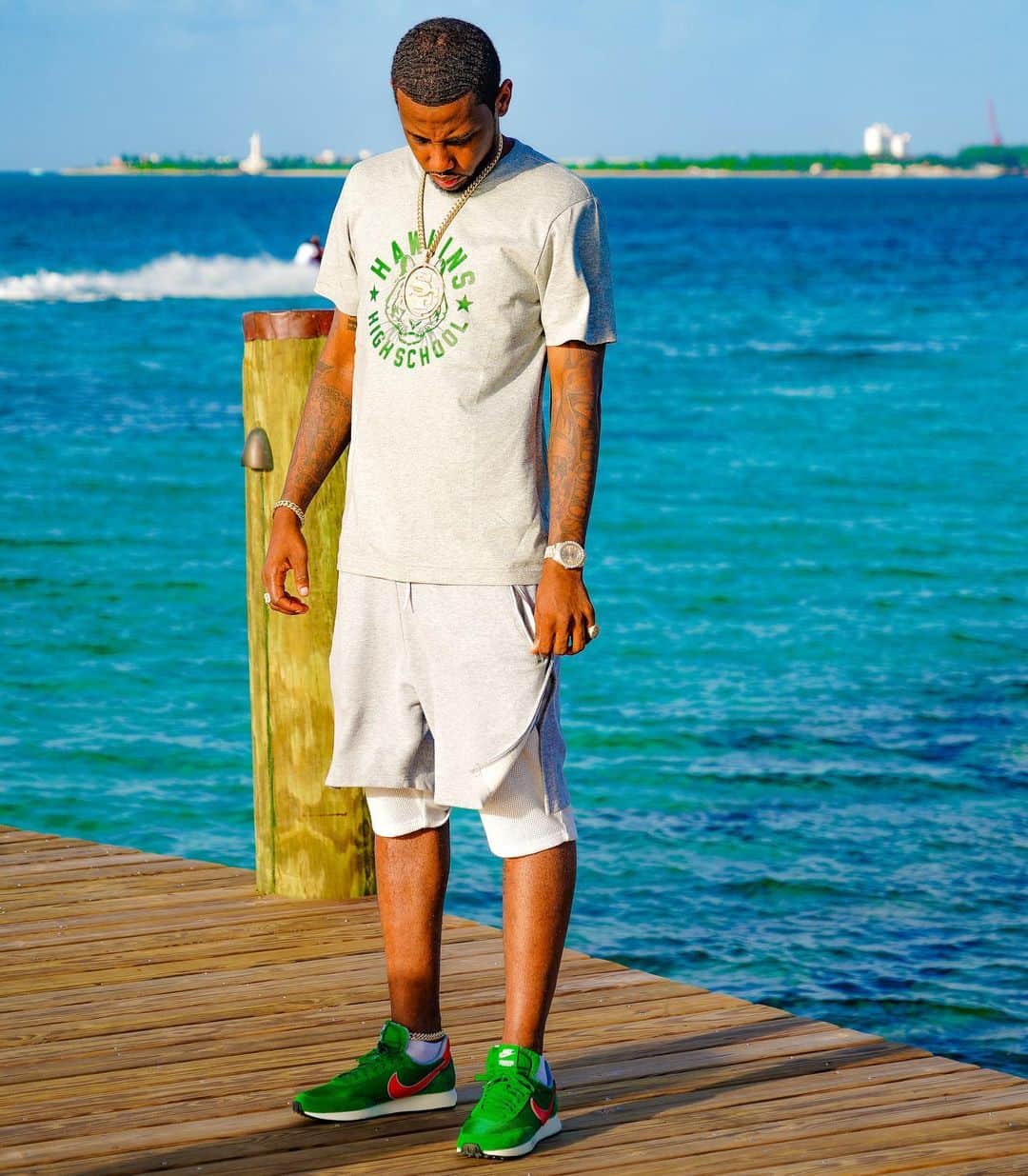 ファボラスのインスタグラム：「This water drowned my family.. This water mixed my blood.. This water tells my story...This water knows it all... Go head & spill some champagne in the water... Go head & watch the sun blaze.. On the waves of the ocean 🇧🇸 [shot by @directorgerardvictor]  #Bahamas」