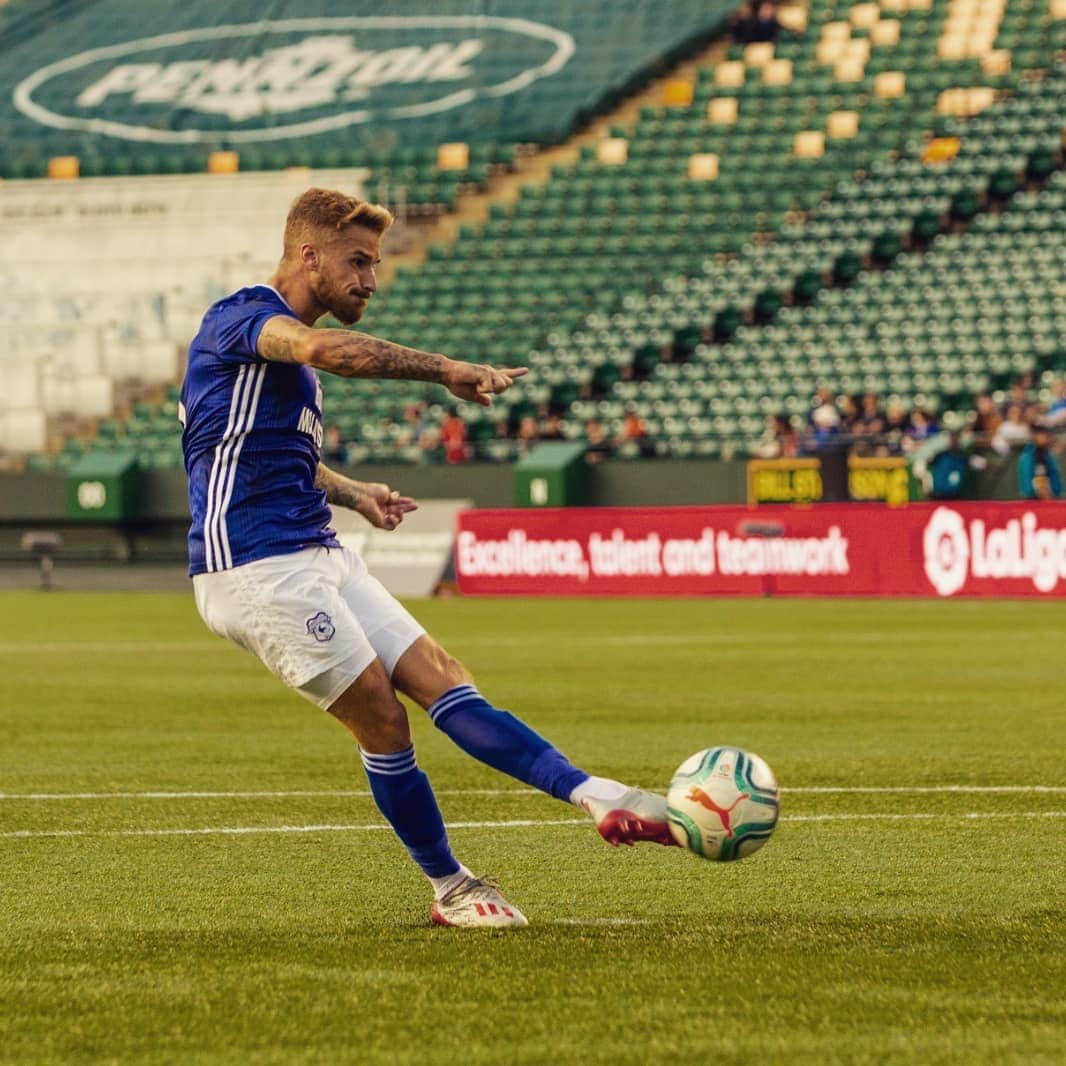 ジョー・ベネットのインスタグラム：「Last game done in Canada ⚽️🔵 @cardiffcityfc」