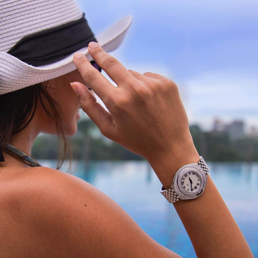 ベダ&カンパニーさんのインスタグラム写真 - (ベダ&カンパニーInstagram)「Each Bedat & Co timepiece is an extension of the modern woman’s way of life as well, where travel forms an important component. #bedatandco #womenofcharacter . . #swimmingpool #travel #life #women #womenwatch #hat #blue #sky #water #time #white #holiday #singapore #tokyo #newyork #losangeles #paris #london #bedat」7月22日 2時11分 - bedatandco