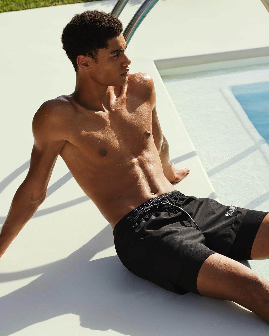 のインスタグラム：「#Sundays poolside 🌀 ⠀⠀⠀⠀⠀⠀⠀⠀ Soak up #swim season with #CALVINKLEINSWIM — featuring our short swim shorts. ⠀⠀⠀⠀⠀⠀⠀⠀ Tap to shop [EU] #MYCALVINS」
