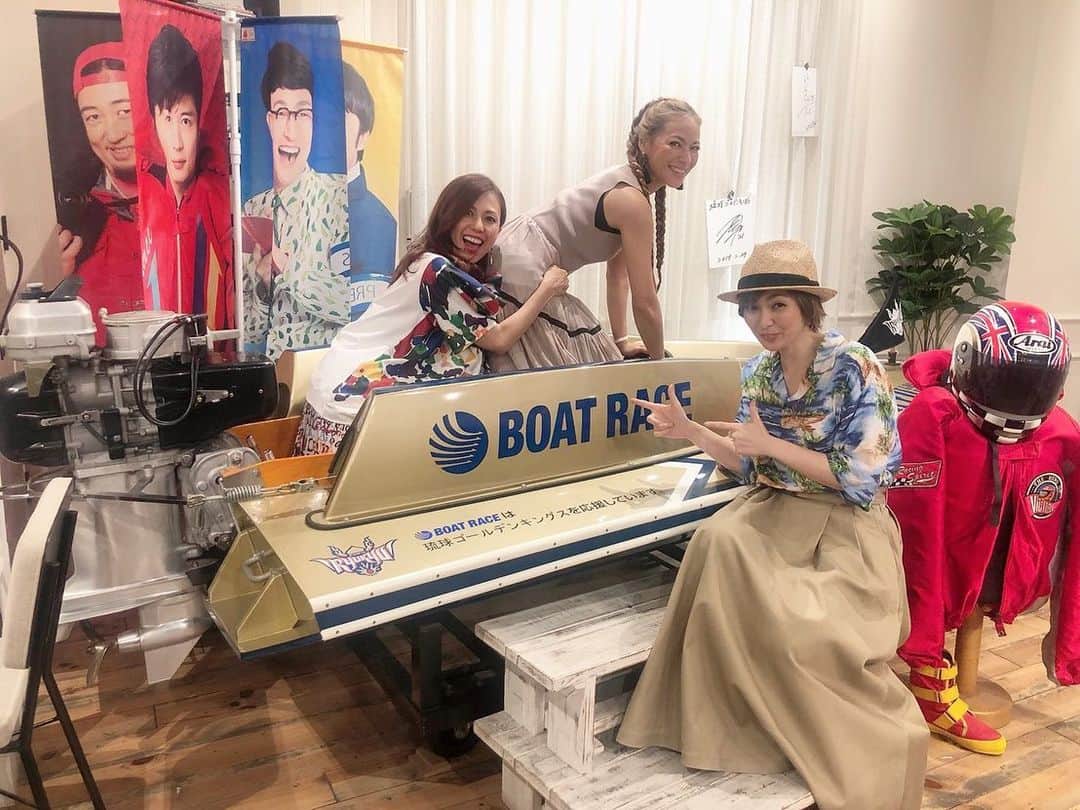 のインスタグラム：「そして、皆さん 国際通りには ボートレースの アンテナショップがあるのは ご存知ですか？ 沖縄では ボートレース場がないので あまり馴染みがないと思うんですが 実は 沖縄出身の ボートレーサーが3人いるんですよ。 ここでは レースで使われるボートが 展示されていたり 店内で カフェを楽しみながら 全国で開催されているレースも 見れたりするんです。 今回ゲストで来ていただいた 原田選手直々に モンキーターンのフォームを 教えてもらい 真近で見る迫力に 感動しました！ 細やかな動きと 身体のしなやかさ ボートを支える肉体の強さ カッコ良かった！ 是非 一度遊びに行ってみて下さい。 #MAX#NANA#MINA#LINA #原田幸哉#高尾晶子 #boatrace#boat #shop#okinawa #国際通り #そんな屁っ放り腰じゃ優勝できない #icantsleep#omg」
