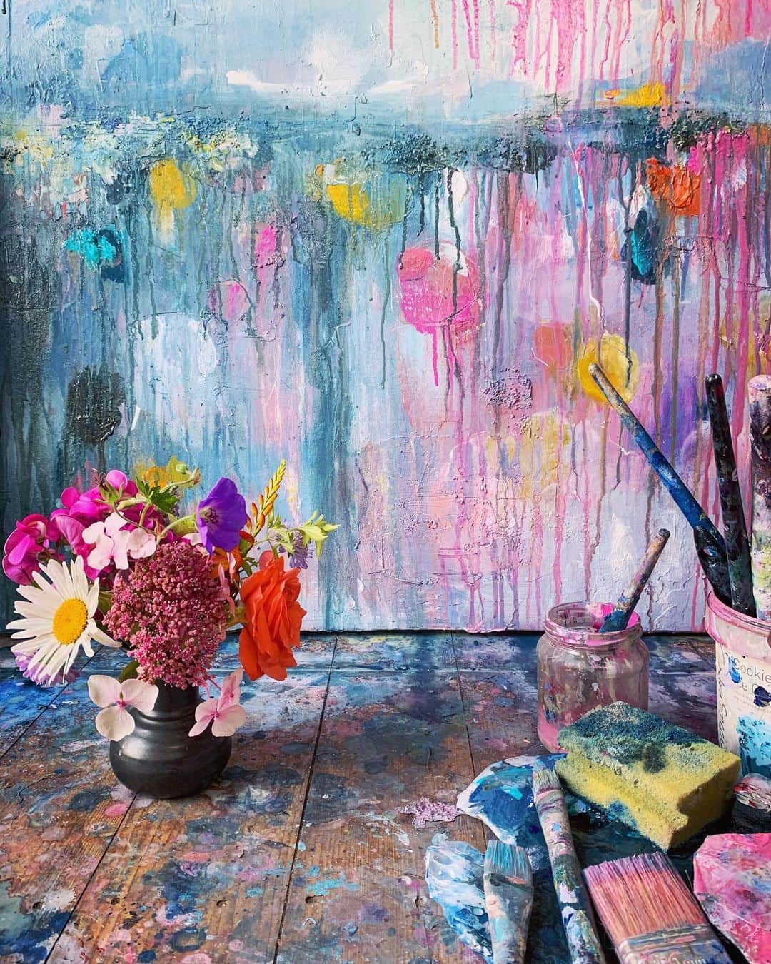Tea and sittingのインスタグラム：「🌿🌸...I’m sometimes asked what inspires me and mostly I want to say ‘everything’, but as I was painting today ( and I woke up at 4am this morning with a weird compulsion to paint this ) I thought of lots of things which I hadn’t consciously realised were inspiring me this week...so I thought I’d list as many as I could think of which have undoubtedly gone into this new canvas in some way... 1. Hanging out with @sophieabbottartist  2. Watching @taraleaver ‘s amazing underwater stories  3. Saying farewell to a similar painting which had sort of become a friend  4. Looking at @andy.gardner.photography ‘s picture of the wind farm near Brighton  5. All the flowers in my garden 6. The want to go swimming in the sea again 7. The fear of being too far out at sea 8. Seaweed 9. Lots of Buoys 10. The anticipation of being back in Cornwall ...all those things have been buzzing around my head this week and somehow they’re all somewhere in this painting... ✨ #artby5ftinf #artforsale」