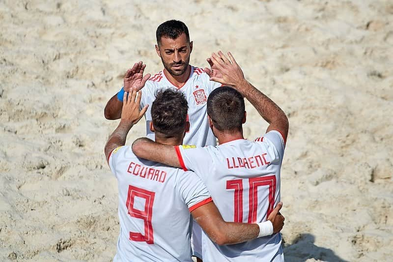 サッカー スペイン代表チームさんのインスタグラム写真 - (サッカー スペイン代表チームInstagram)「💪🏼🇪🇸 ¡¡¡NUEVO TRIUNFO!!!La @sefutbol playa se asegura el liderato de su grupo de cara a los octavos de final tras vencer 10-5 a Azerbaiyán. ⠀ 📸 @beachsoccerworldwide ⠀ #QualifierMoscow | #BeachSoccer | #BeachSoccerWC」7月22日 2時22分 - sefutbol