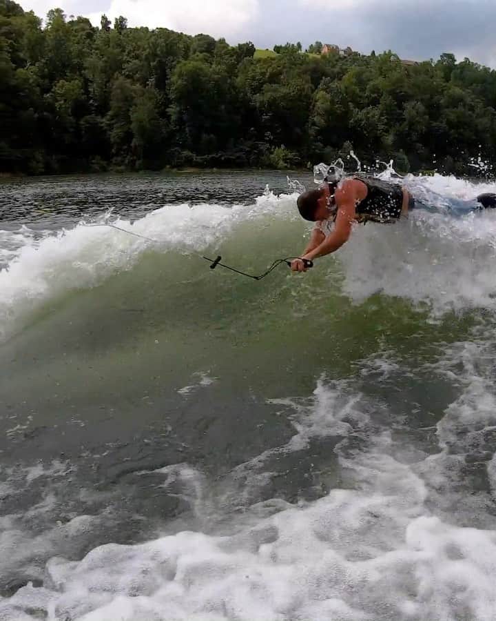 レッドブルのインスタグラム：「Sometimes you’ve gotta embrace your inner dolphin 😂🐬 @dirtymikedowdy  #wakeboarding #wakefest #wakeboard #lake #lakeday #redbull #givesyouwings」