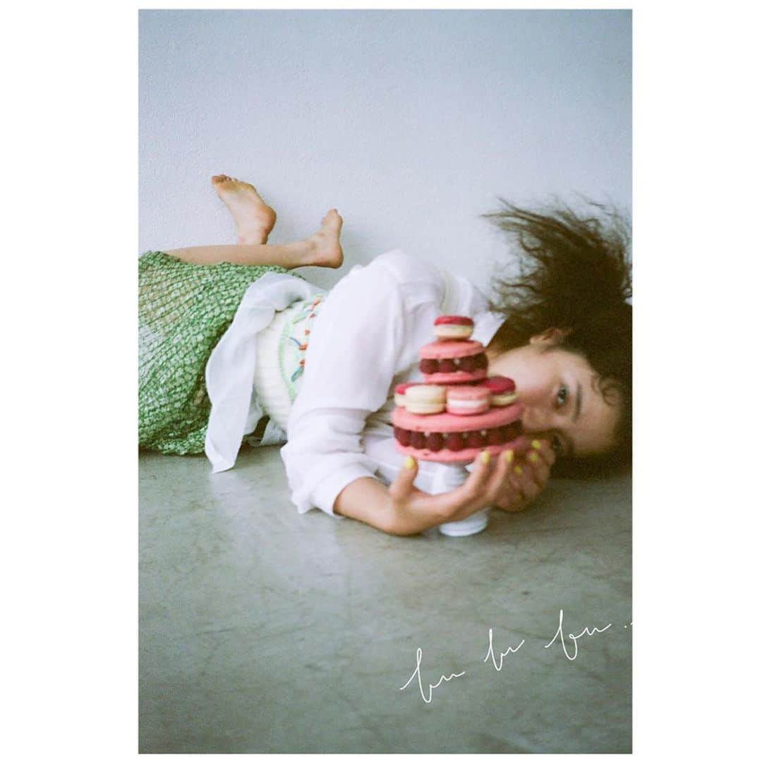 今城純さんのインスタグラム写真 - (今城純Instagram)「『食』をテーマにしたweb magazine ﻿ 『WEAK POINT は少食です。』を更新しました！﻿ ﻿ 今回更新した内容は、﻿ ﻿ ①FOOD & FASHION ﻿ (vol.7 MACARON)﻿ ﻿ 今回はマカロンを使ったファッションシュートになります！﻿ ﻿ ②スイーツが好きだ！！﻿ (vol.9 aminchi さんのメロンパフェ)﻿ ﻿ 今回もメロンパフェです（笑）﻿ なかなか梅雨明けしない今年は、すっきりして甘いメロンを欲してしまいます。今回のパフェも絶妙なサイズ感で少食ビトにぴったりです！﻿ ﻿ ③take out sweets﻿ ﻿ ジュレが沢山登場する季節になりました！！﻿ 食すペースが急に上がります！！﻿ ﻿ ﻿ の3カテゴリーになります！！﻿ ﻿ スマホバージョンとPCバージョンと若干デザインが異なるので、両方ご覧頂けたら嬉しいです！！﻿ ﻿ http://www.w-shoushoku.com﻿ ﻿ AD:平崎絵里 @elly_twin﻿ ﻿ FOOD & FASHION スタッフ﻿ ST:塚田綾子 @ayakotukada﻿ HM:橘房図 @fusaetachibana ﻿ MO:横田美憧 @light.mito ﻿ ﻿ ﻿ ﻿ ﻿ #junimajo#junimajo2#今城純#weakpointは少食です#filmphoto#nikonfm3#konicaefj#fuji400h﻿ ﻿」7月21日 17時24分 - junimajo